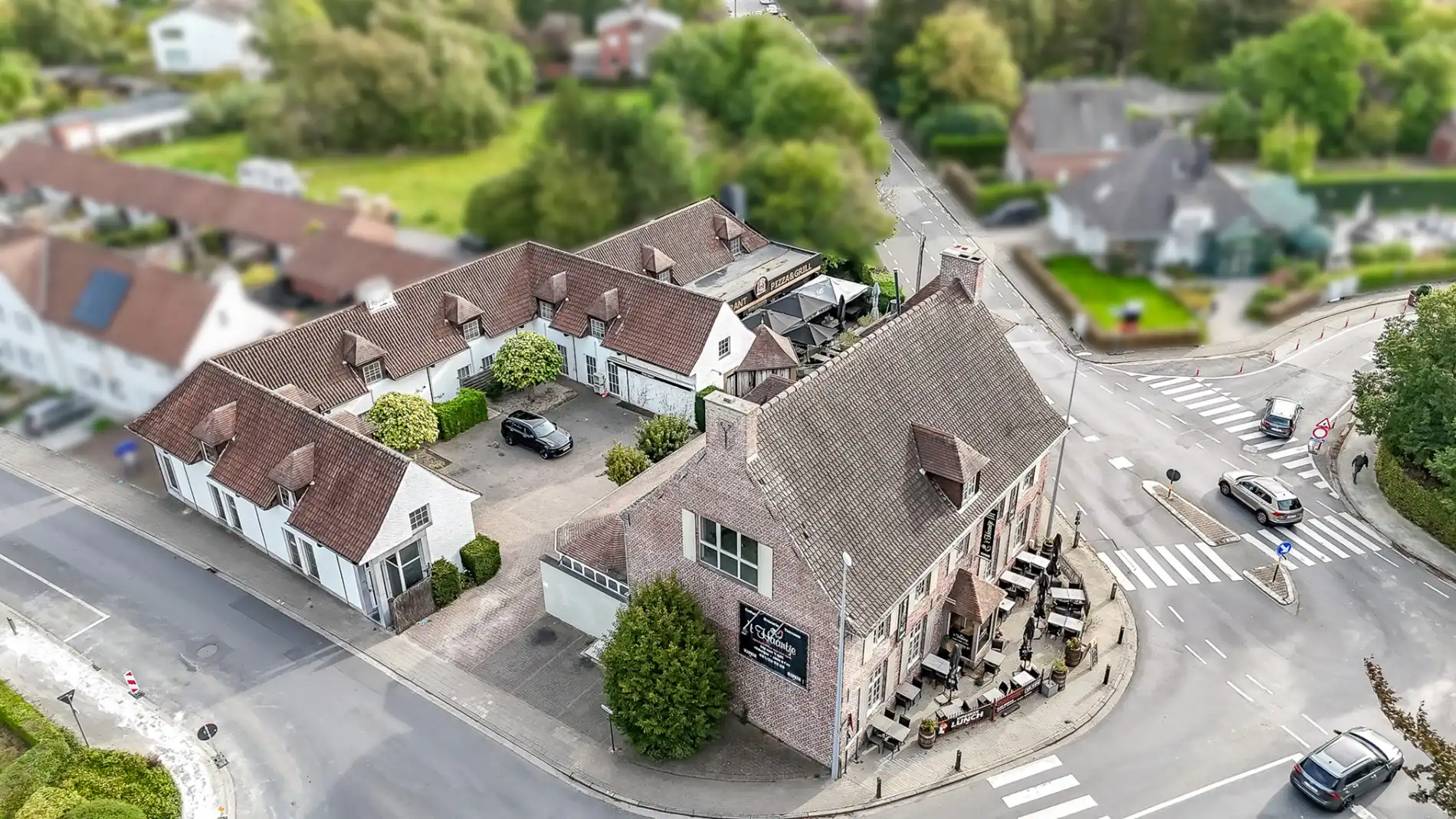 Multifunctionele eigendom met appartementen en handelszaken! foto 2