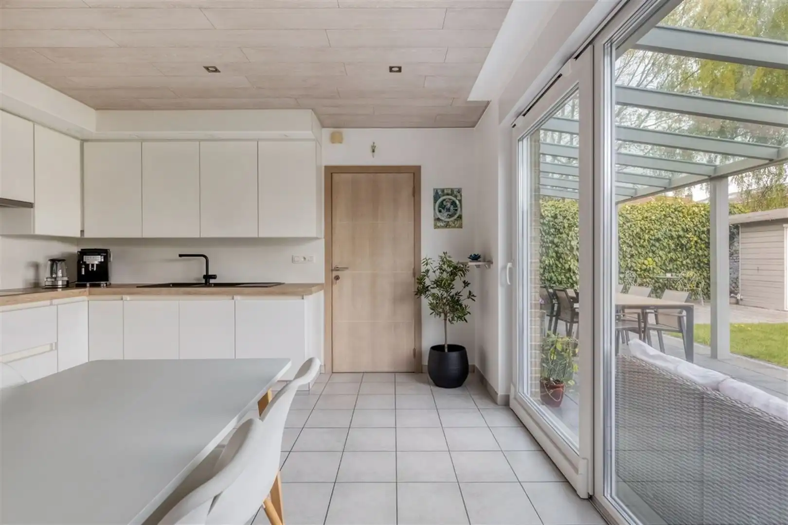 Verzorgde woning met 3 slpk en garage foto 14