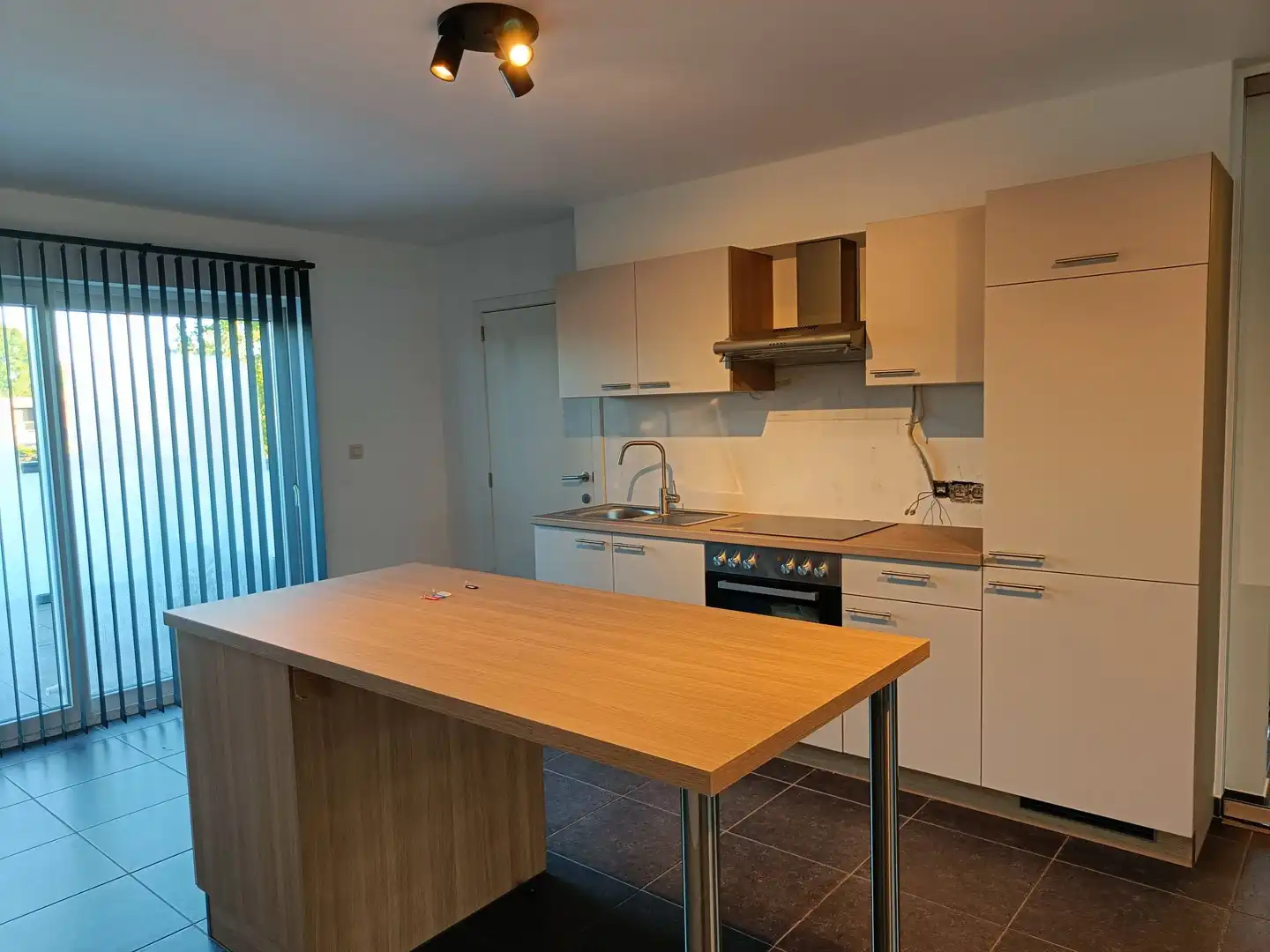 Instapklaar duplexappartement met 2 slpk, terras, garage & 2 parkeerplaatsen te huur in Bilzen foto 3
