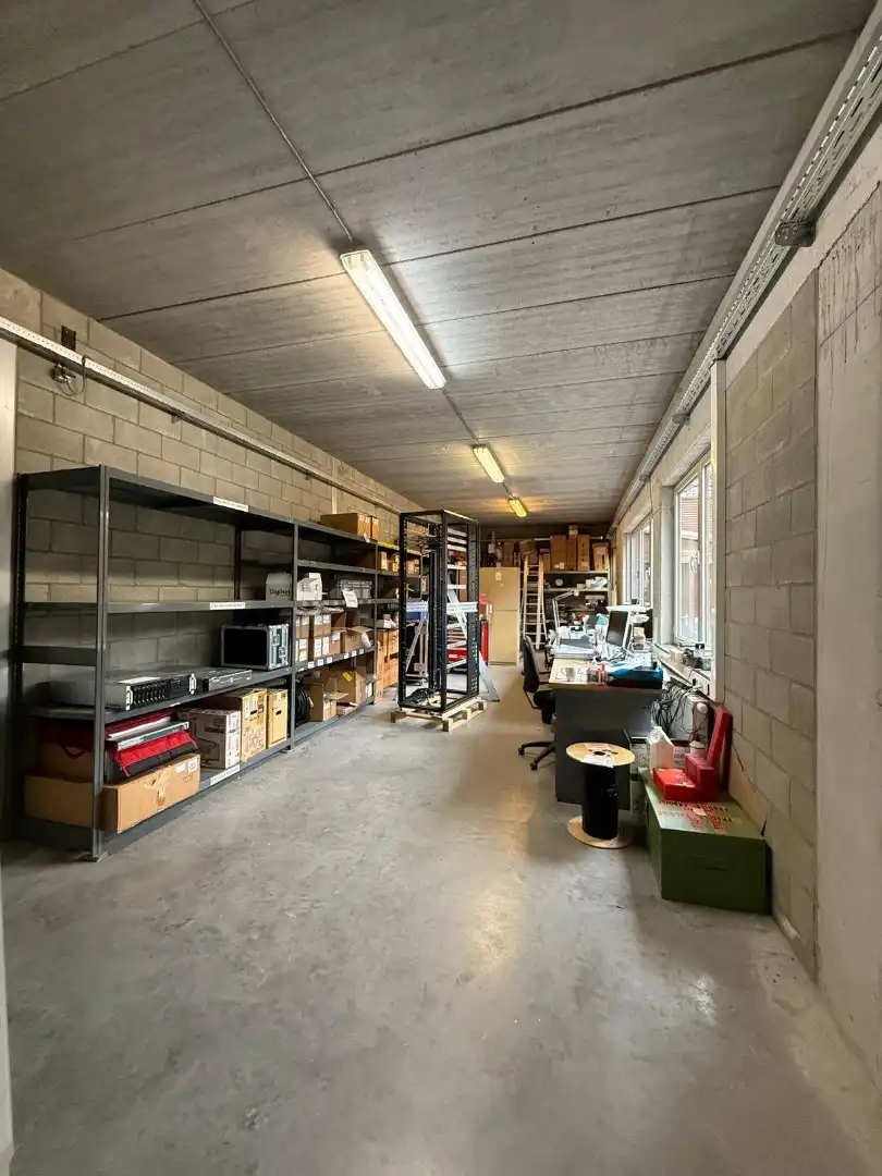 Handelsgelijkvloers met depot en weldra 2 lofts of 4 appartementen. foto 7