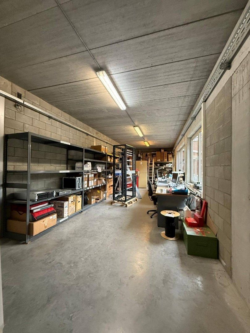 Handelsgelijkvloers met depot en weldra 2 lofts of 4 appartementen. foto 7