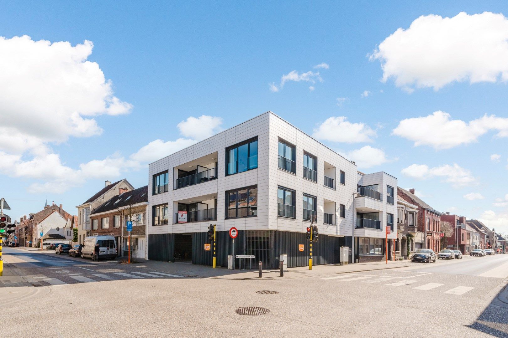 INSTAPKLAAR APPARTEMENT MET 2 SLAAPKAMERS foto {{pictureIndex}}