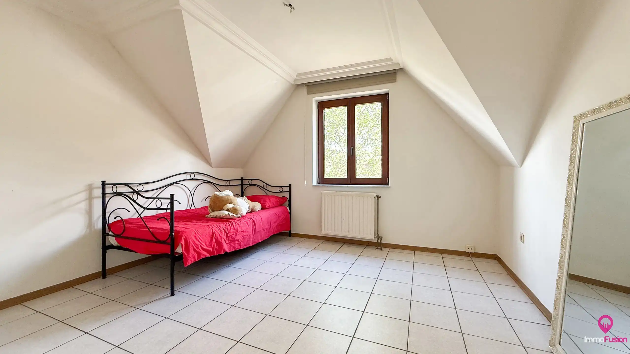 Ruime gezinswoning met 4 slpk, zonnepanelen en grote tuin! foto 25