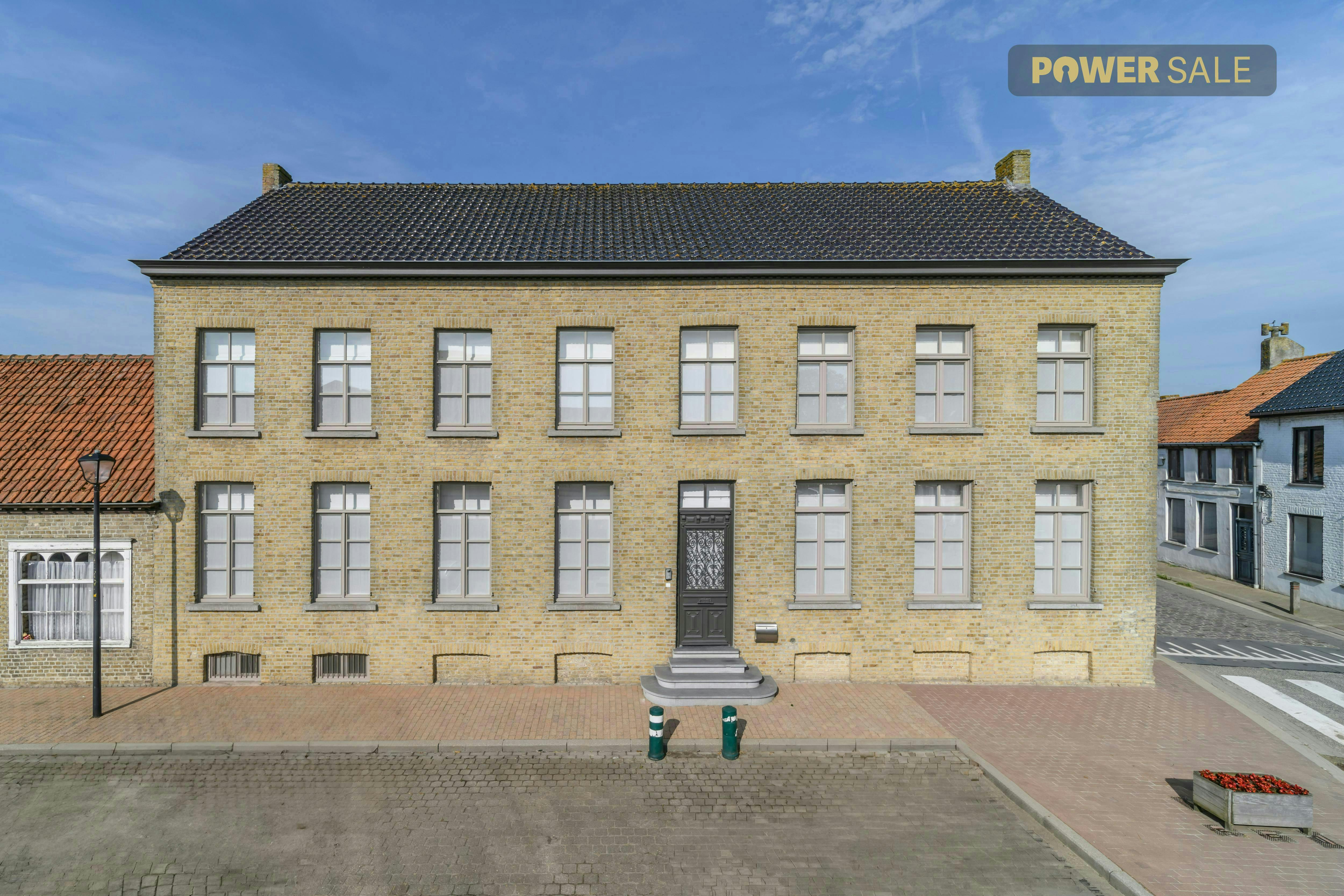 Hoofdfoto van de publicatie: Herenhuis met ruime garage te koop in Izenberge.