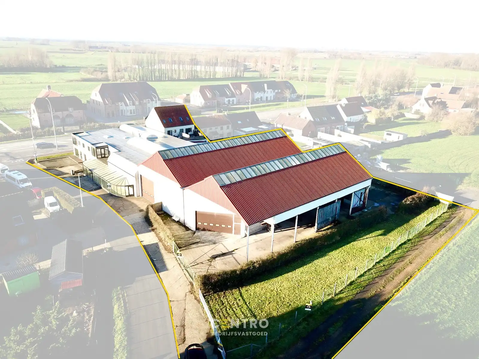 Opslagruimte met showroom en 3 verhuurde appartementen op 3.682m2! foto 2