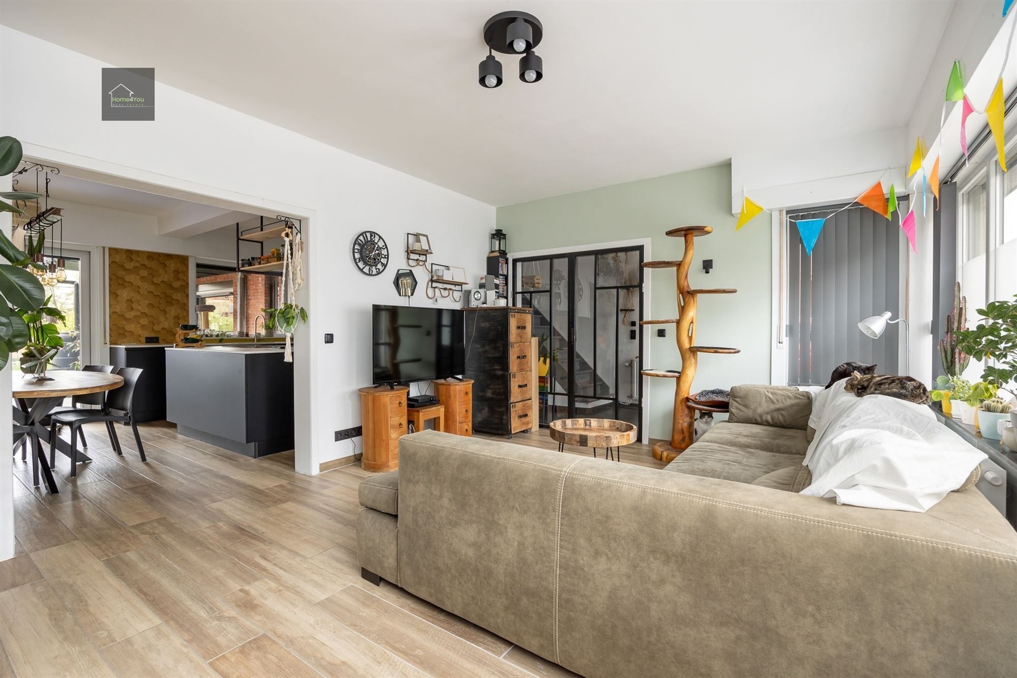 HOB met 4 slaapkamers en 2 badkamers foto {{pictureIndex}}