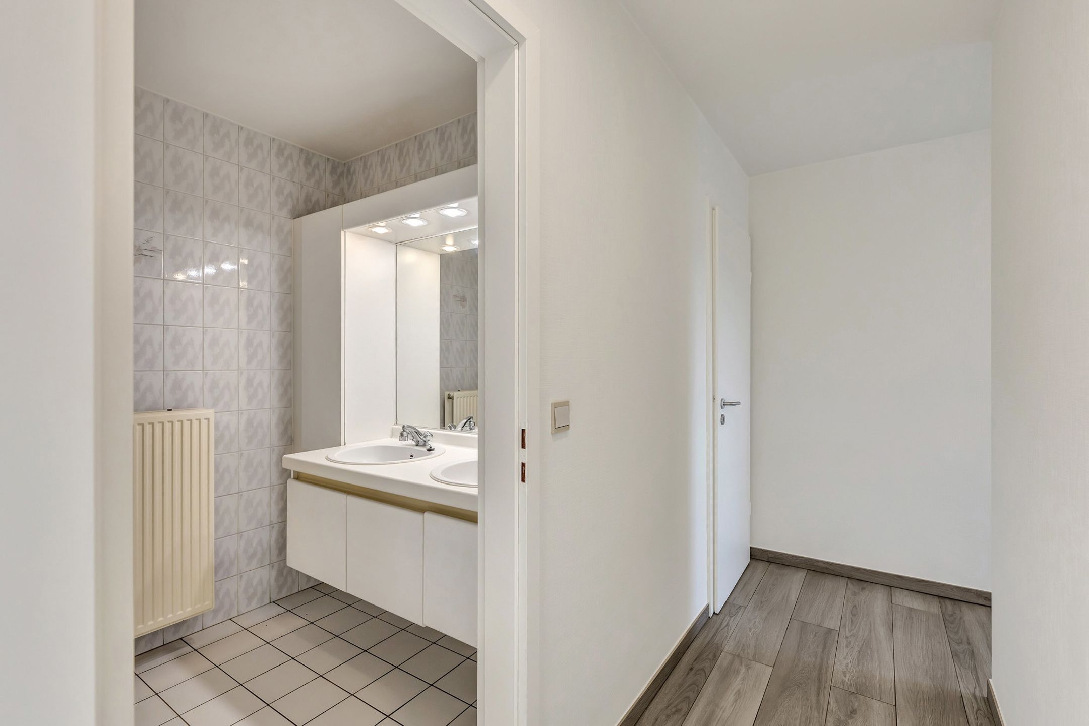 Instapklaar appartement met terras en parking in Ninove foto 8