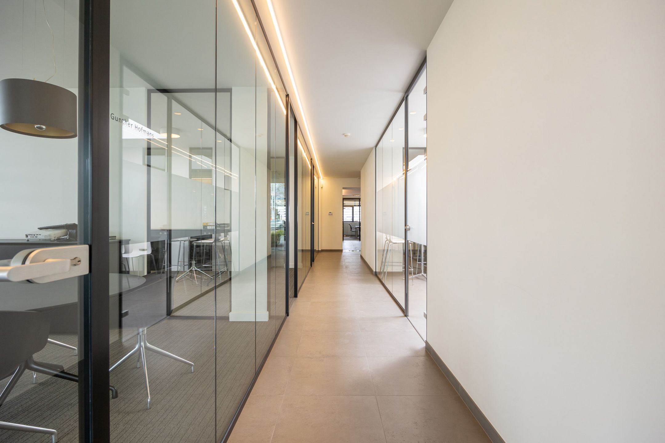 Strategische gelegen showroom te huur te Wijnegem!  foto 9