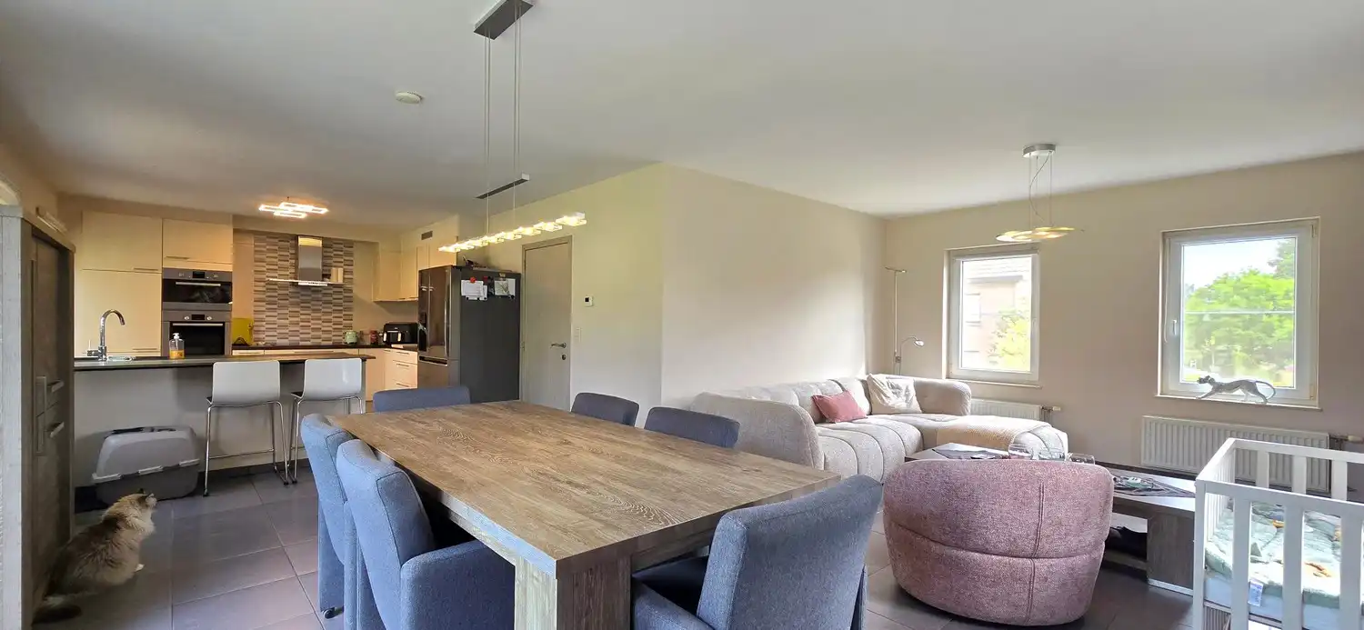 Instapklare halfopen gezinswoning met 4 slaapkamers, zonnepanelen en zonnige tuin foto 3