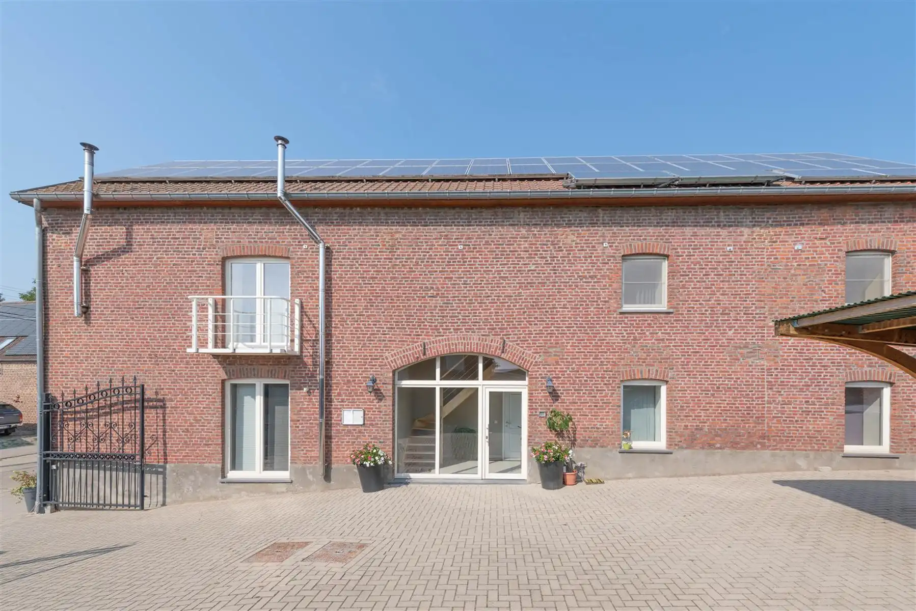 Appartement met parkeerplaats en terras foto 3