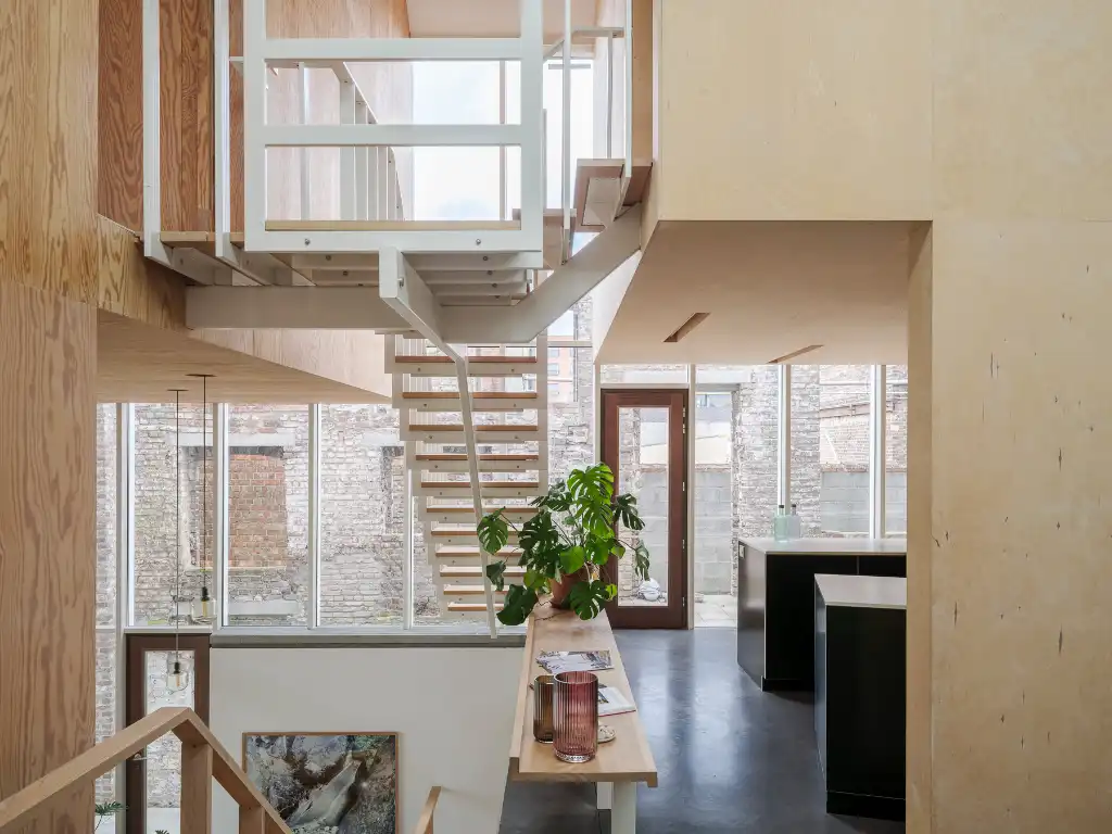 Uniek vastgoed! Exclusieve en creatieve site met twee kantoorruimtes, een polyvalent handelspand, een short-staystudio en een bijzonder architecturale split-levelwoning met ruime tuin, op een boogscheut van het stadscentrum. foto 10