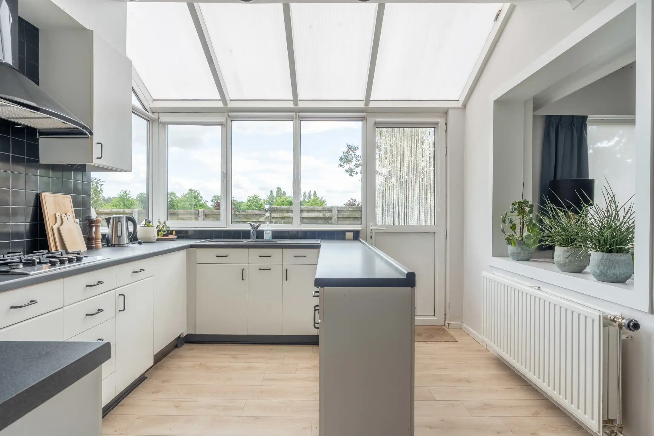 Woning bestaande uit twee appartementen op 985m² perceel. foto 10