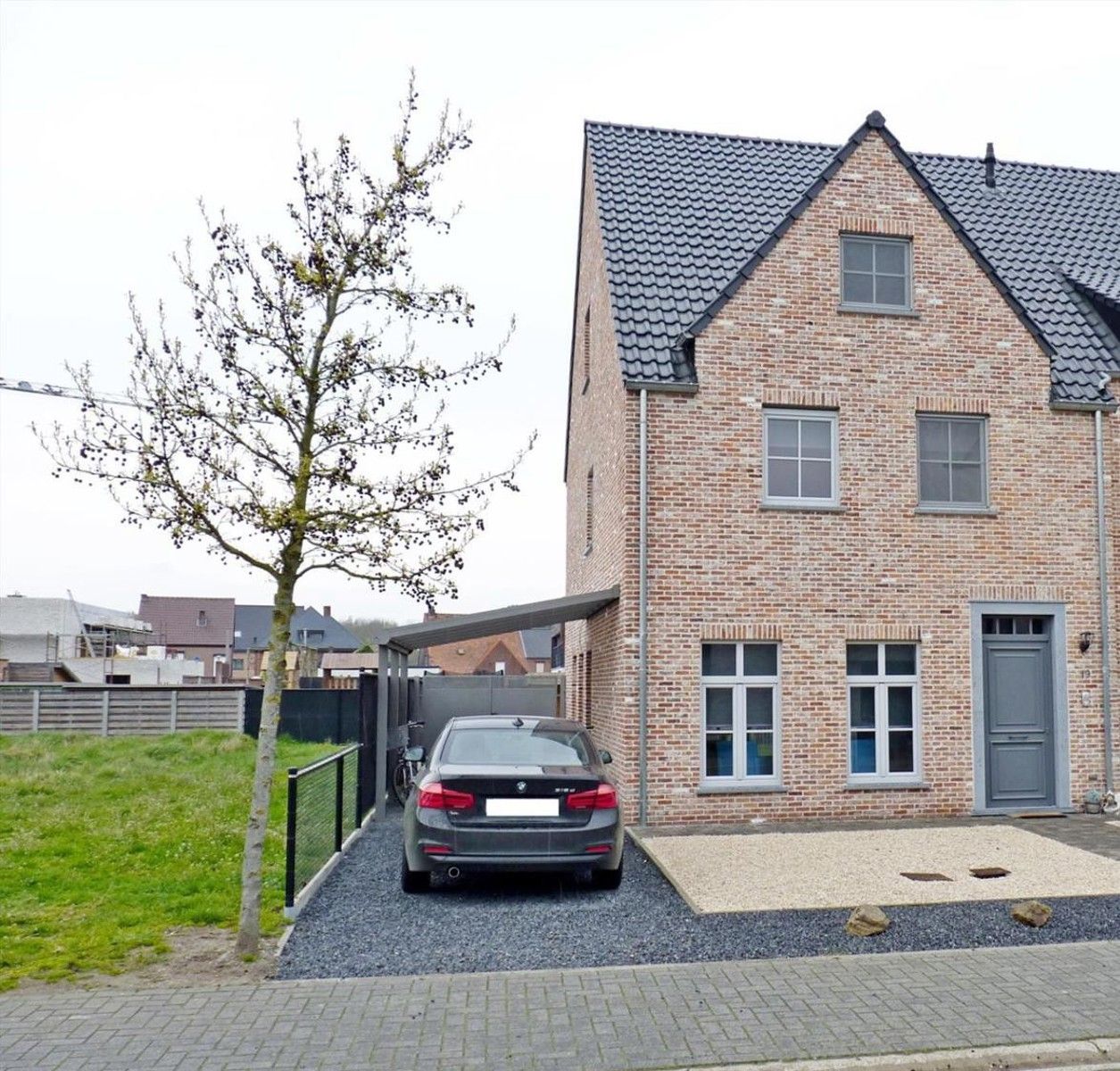 VASTGOED RIJKEN: Prachtige halfvrijstaande nieuwbouwwoning met 3 slaapkamers en mooie tuin! foto {{pictureIndex}}