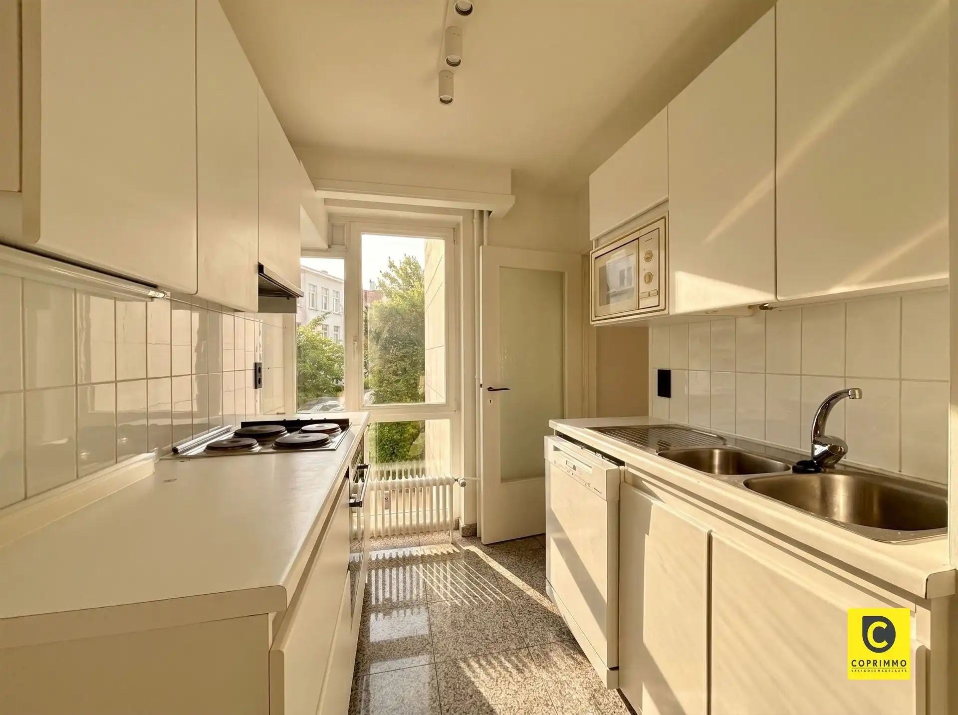 Instapklaar 3 slaapkamer appartement met zonnig terras, kelder en fietsenberging foto 8