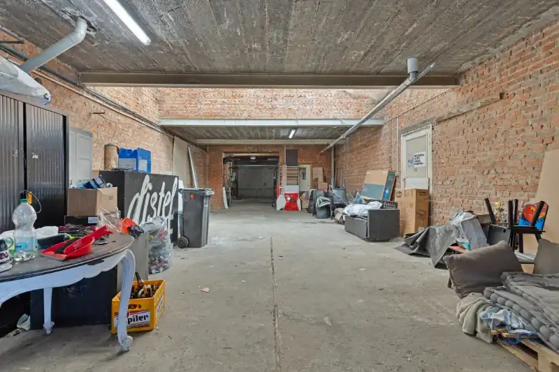 Ruime bel-etage met uitzonderlijke opslagruimte, 2 parkeerplaatsen en zonnige tuin foto 16