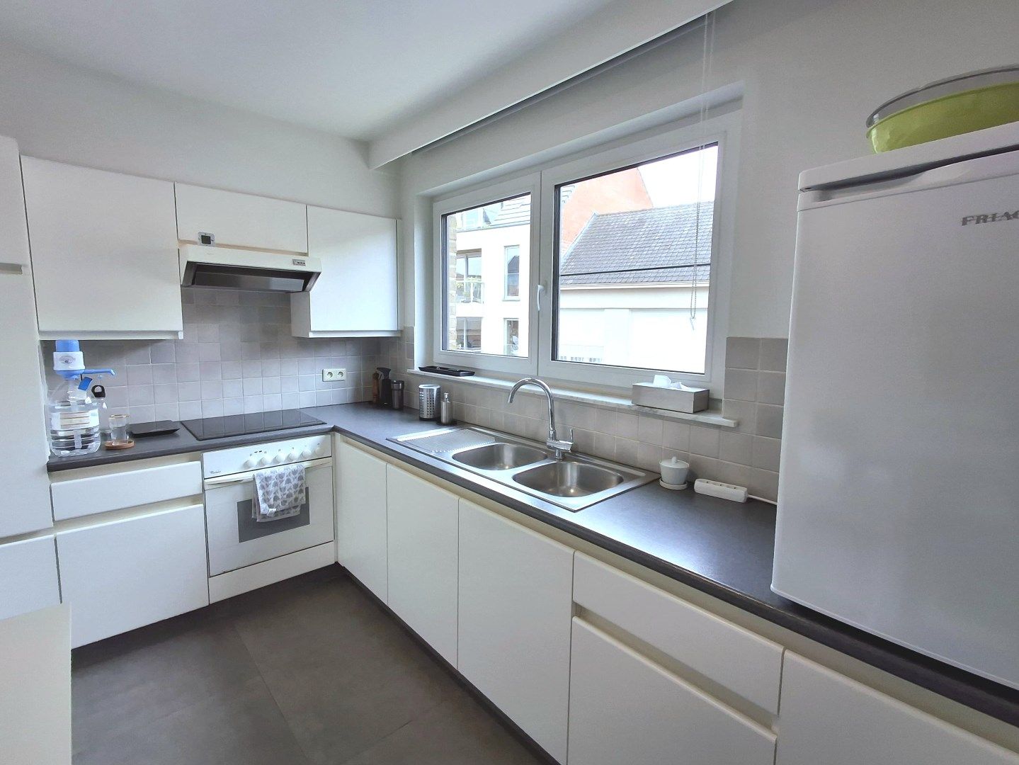 INSTAPKLAAR APPARTEMENT MET RUIME GARAGE IN HARTJE RUISELEDE foto 4