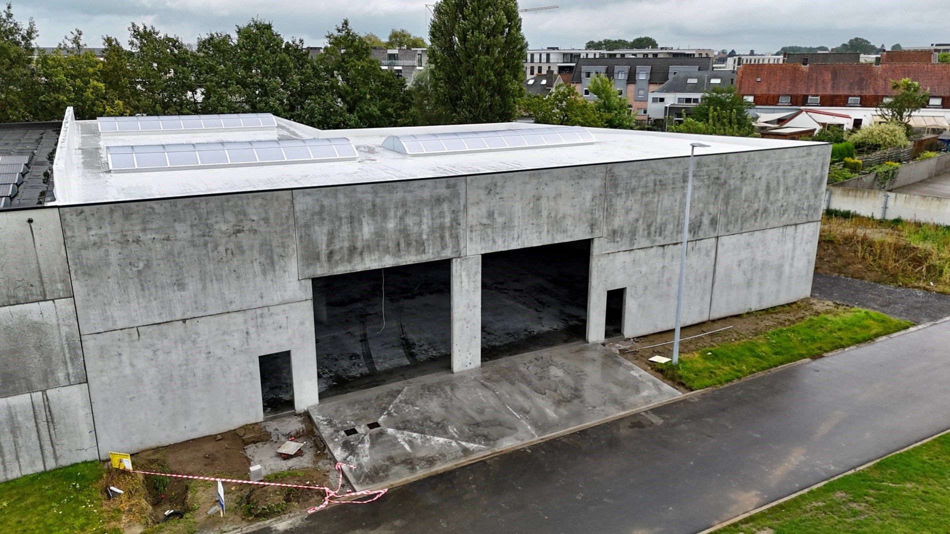 Nieuwbouwloods met 3 inritten op 1409 m² met +-600 loodsopp en parkeerzone. foto 1