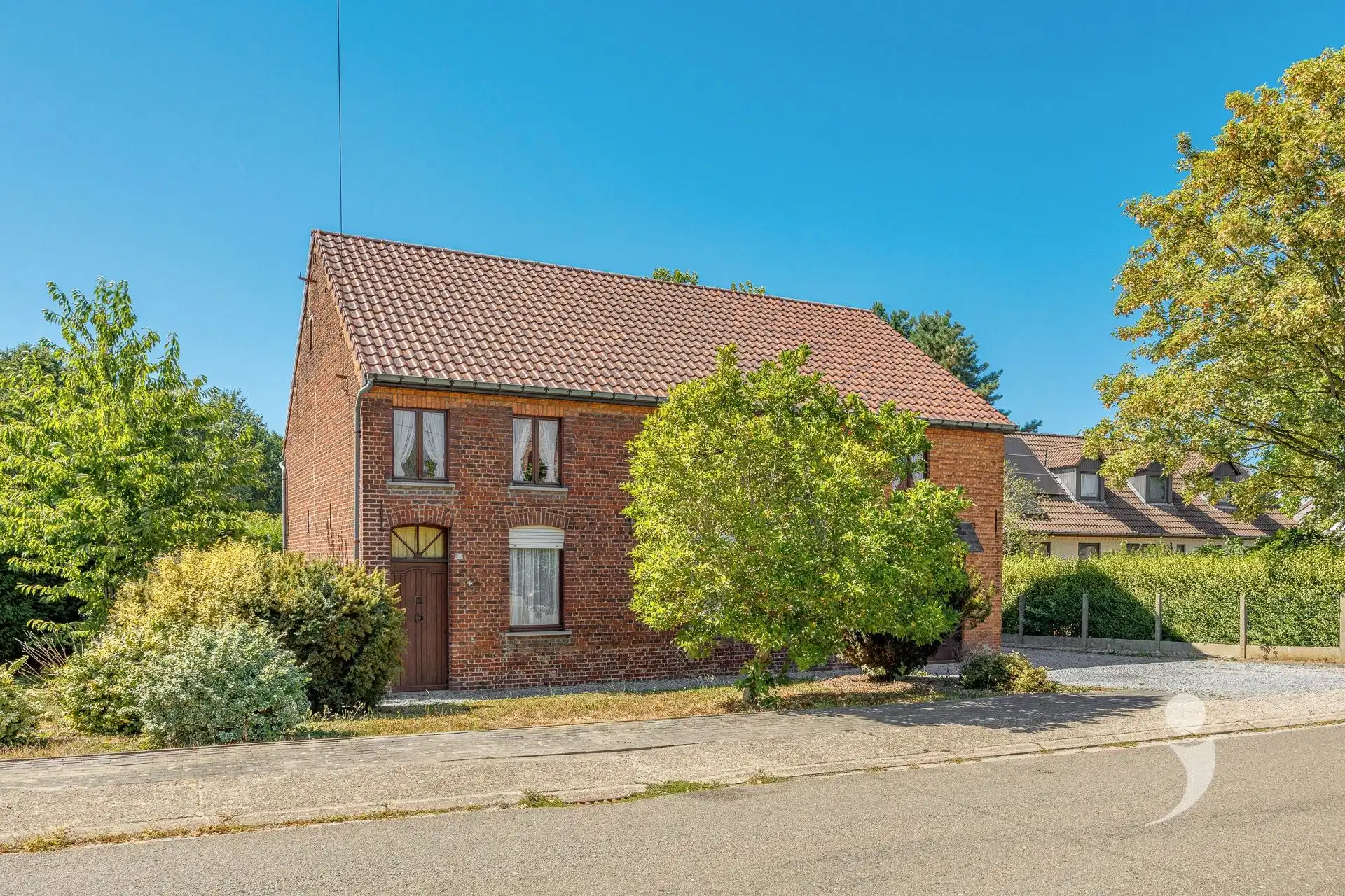 Ruime gezinswoning met bijzonder veel mogelijkheden! foto 2