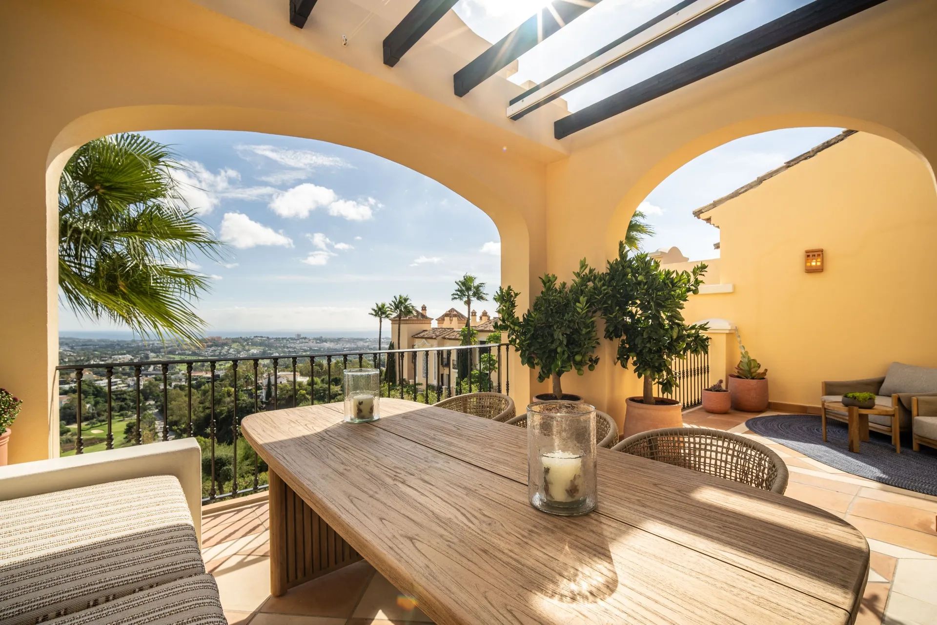 Buitengewone luxe: uniek penthouse met panoramisch uitzicht in La Quinta foto {{pictureIndex}}