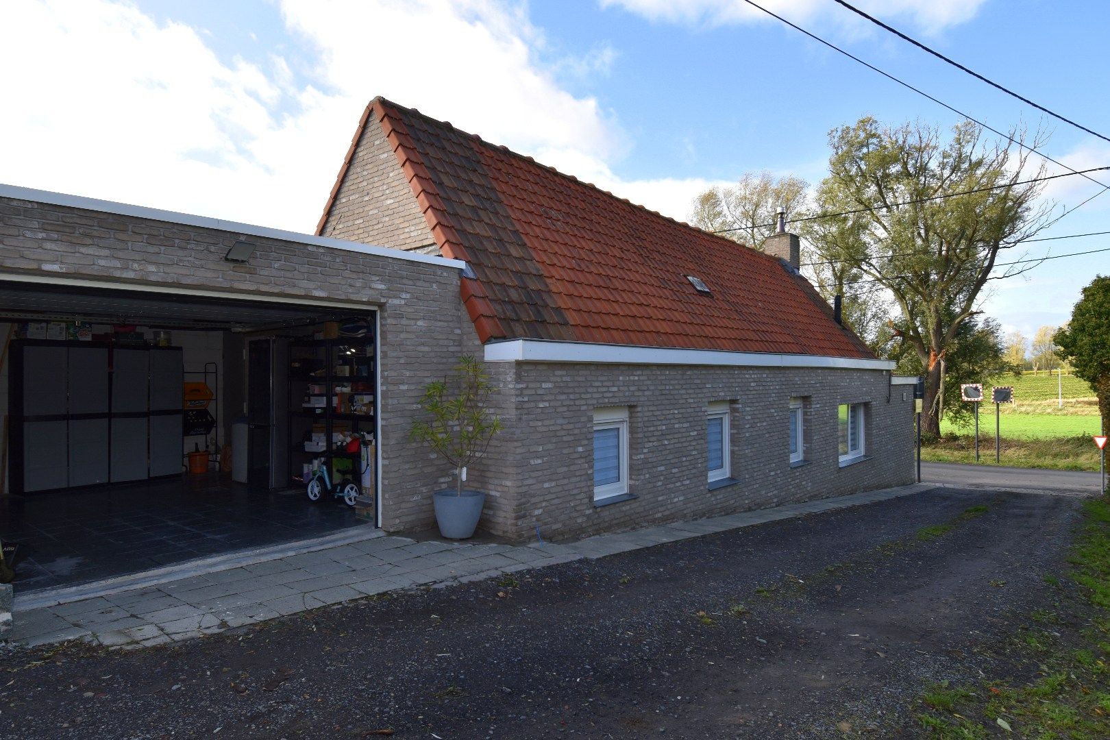 Halfopen bebouwing met 2 slaapkamers, garage en gezellig zonneterras te koop in Bellegem foto 14
