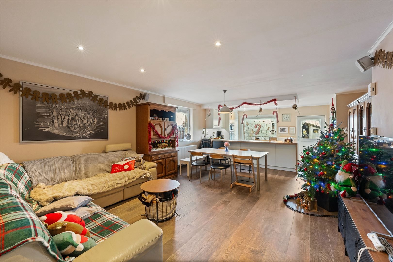 Halfopen bebouwing met garage foto 4