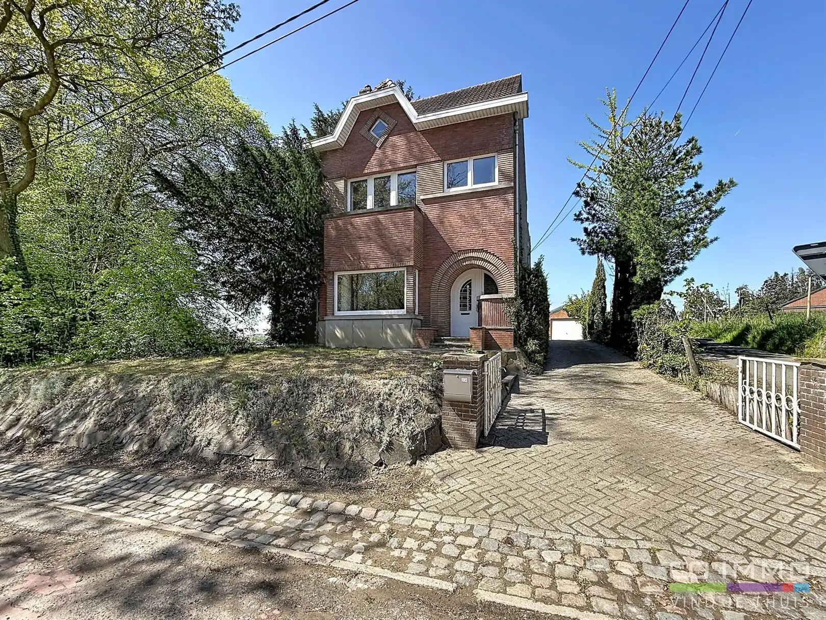 Karaktervolle woning, 4 slpks op een perceel van > 1 hectare foto 2