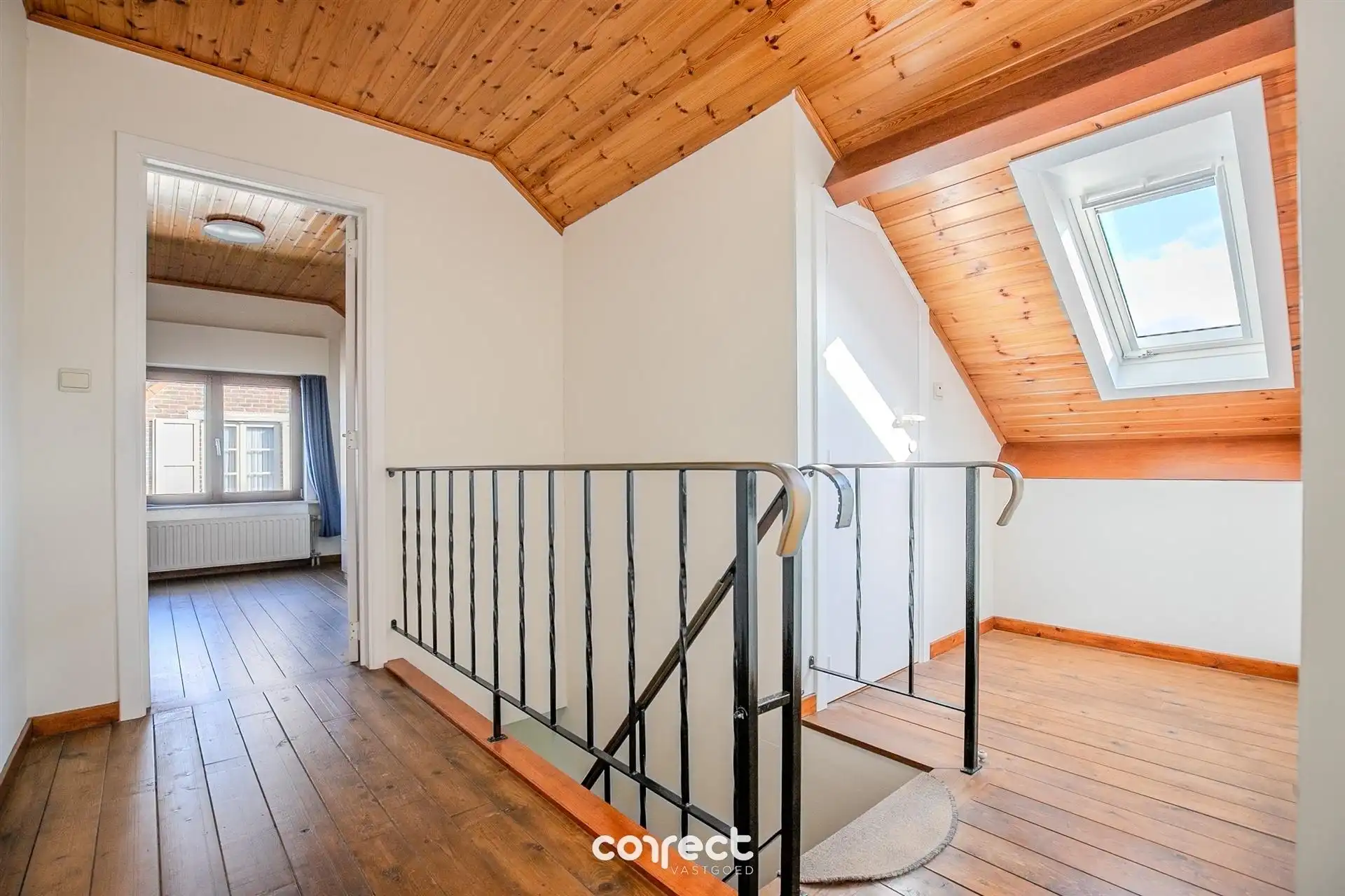 Ruime open bebouwing met 5 slaapkamers, 2 badkamers,  tuin,  garage, carport en werkplaats. foto 11