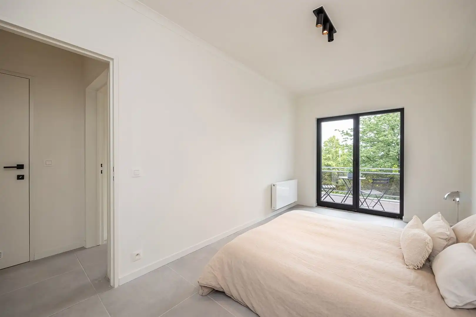 instapklare renovatie met groot terras foto 17