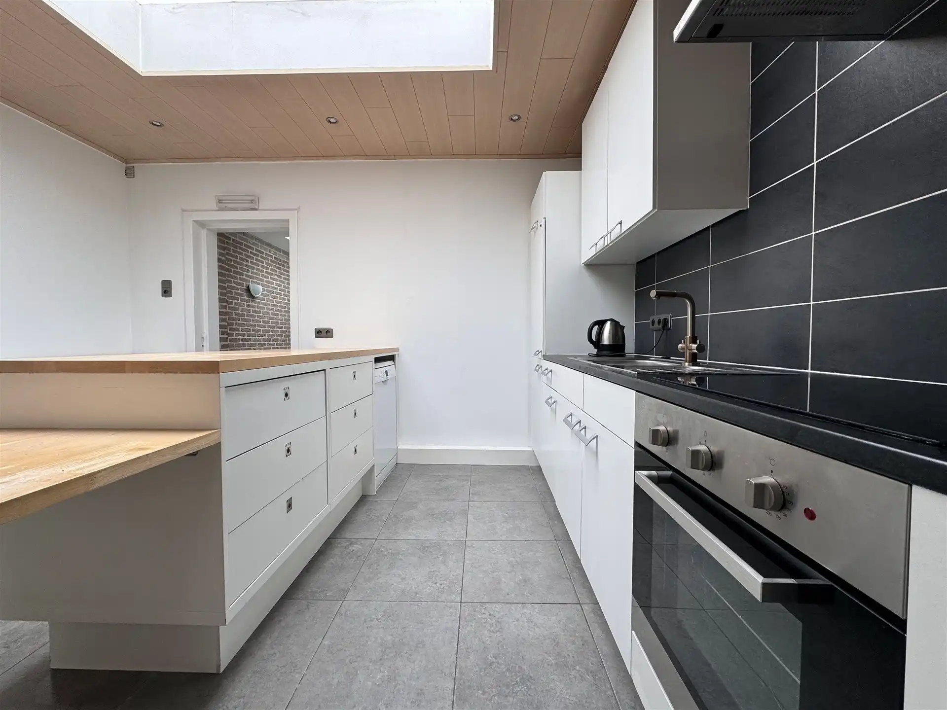 Vernieuwde woning met privé parking voor de wagen achteraan.  foto 13