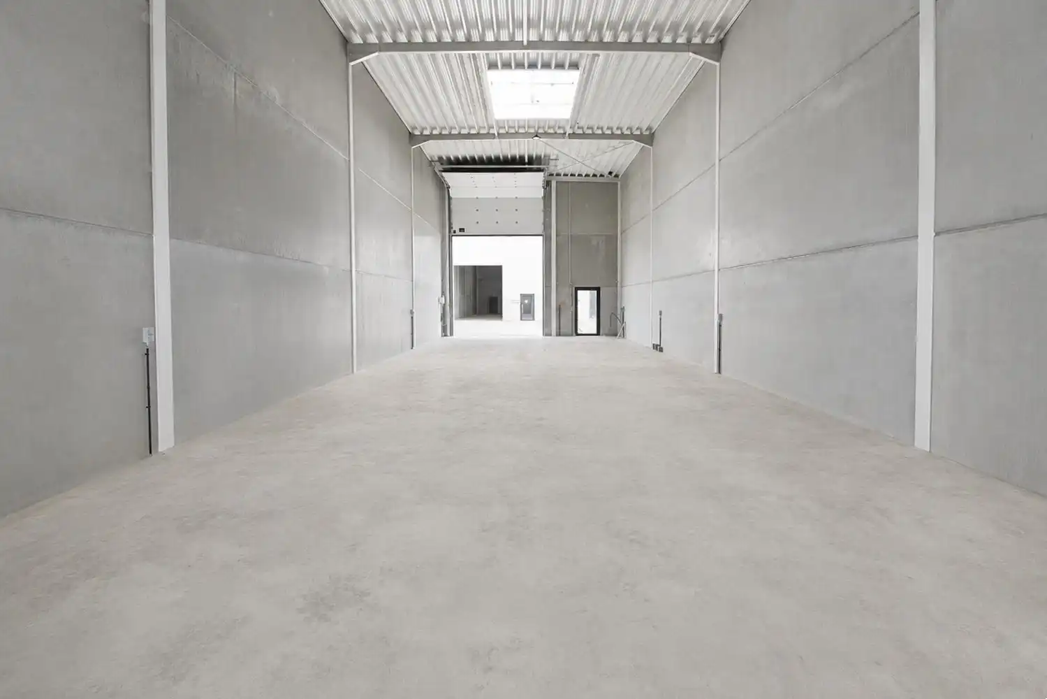 te huur Maldegem – uitstekend gelegen bedrijfsunit van 187m² voor opslagruimte of atelier. foto 2