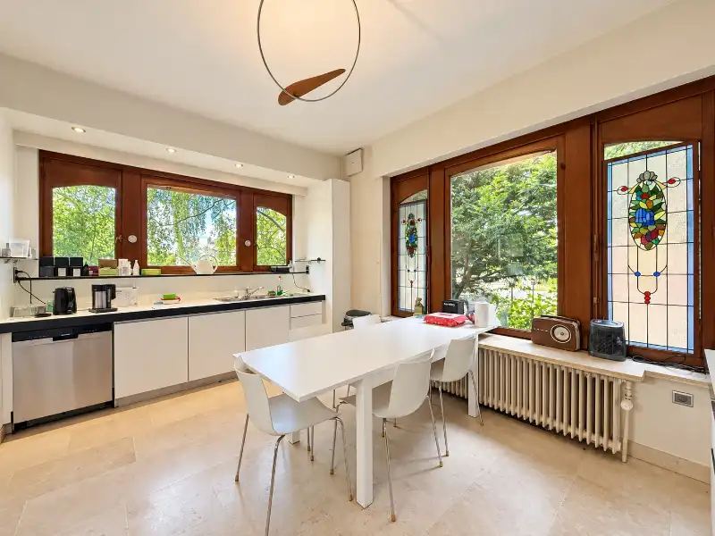 Klassevolle villa met royale ruimtes en mooie tuin in een residentiële buurt foto 9