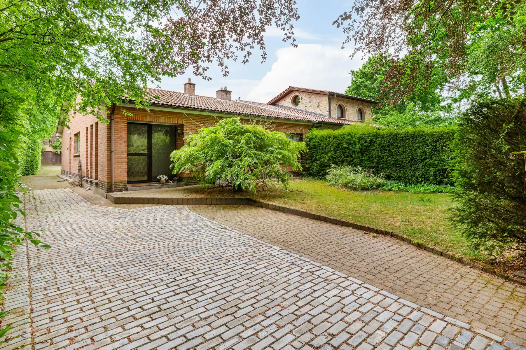 Uitstekend gelegen woning op ruim en zonnig perceel foto {{pictureIndex}}