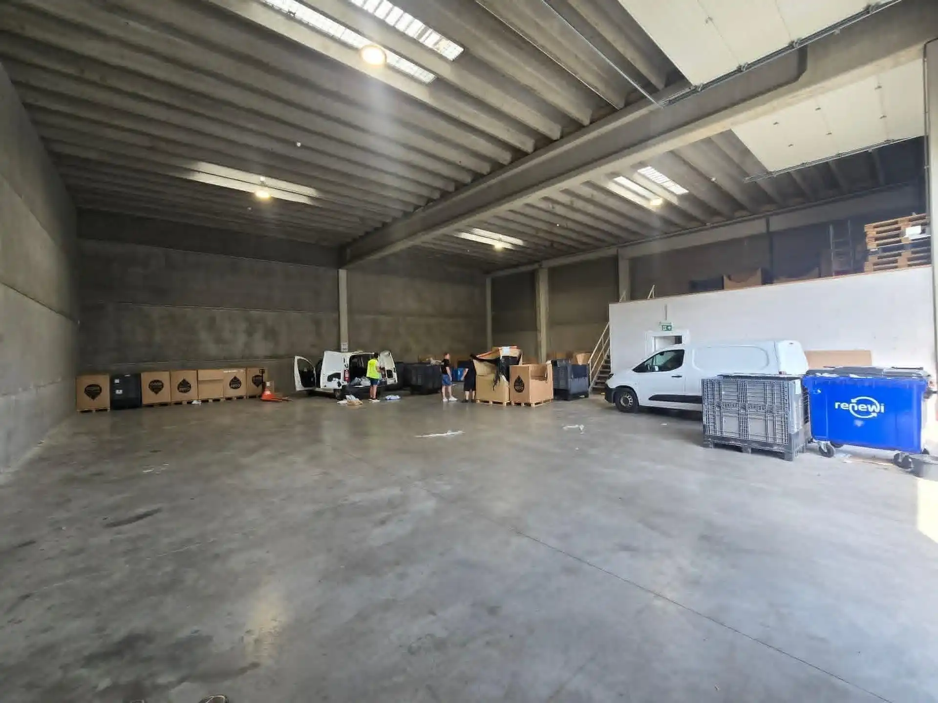 Magazijn van 400m² met 4 autostaanplaatsen foto 7