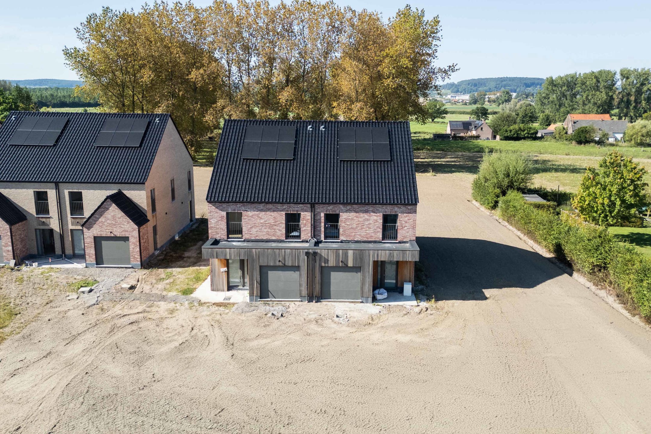 Prachtige nieuwbouwwoning omringd door groen en natuur. foto {{pictureIndex}}