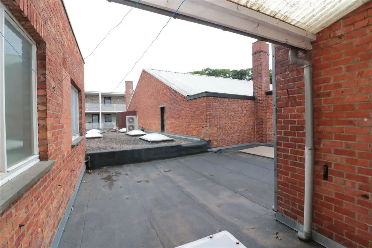 Opbrengsteigendom (handel & 4 app) op toplocatie foto 83