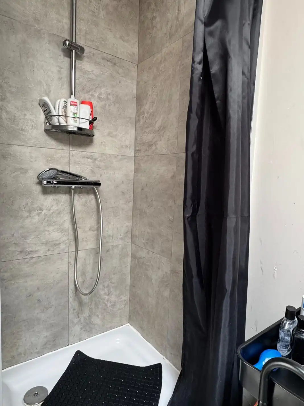 Instapklare woning met drie slaapkamers, tuin met uitweg, zolderkamer te Roeselare foto 12