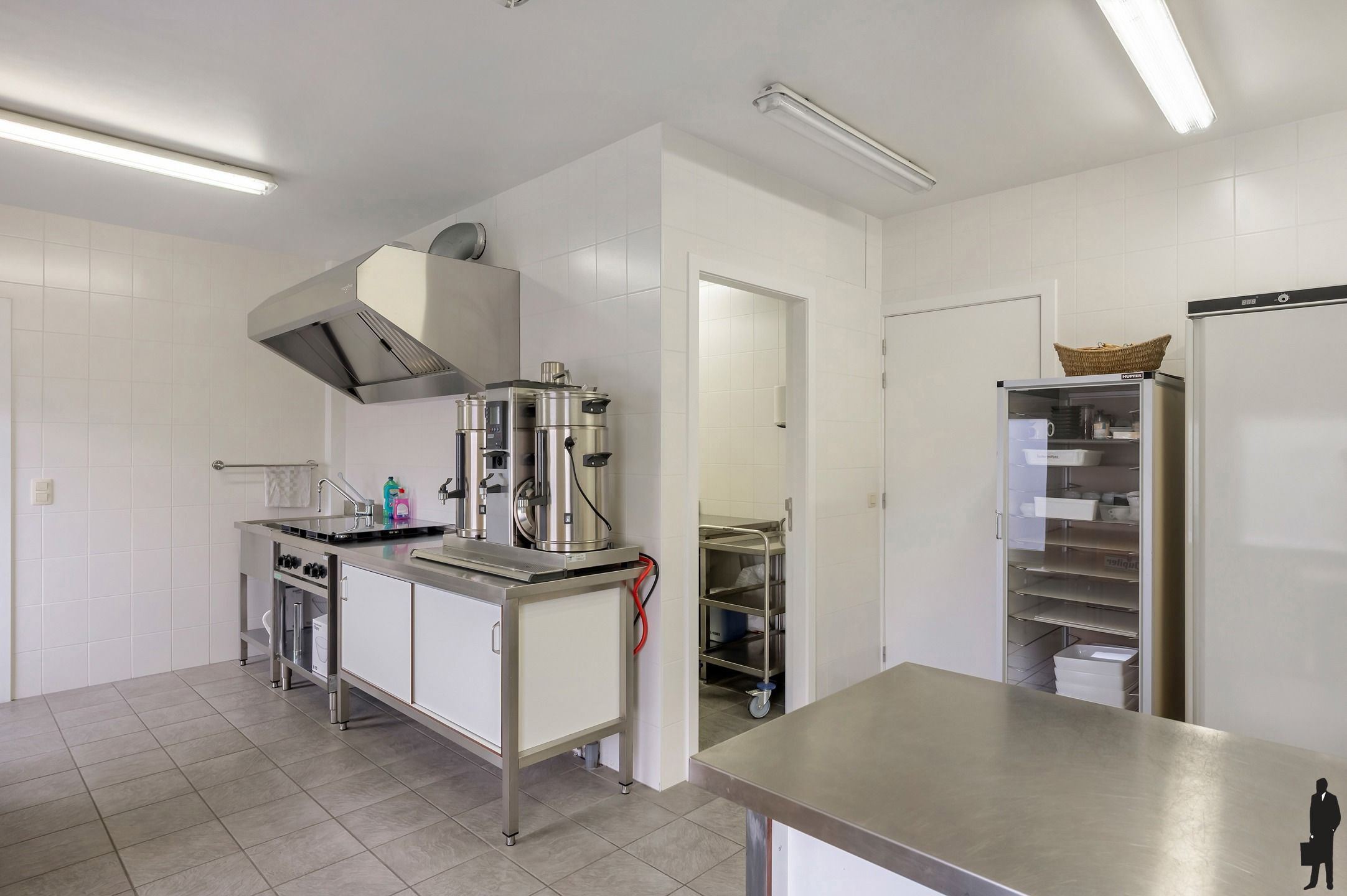 Polyvalent gebouw met 60 parkeerplaatsen en appartement! foto 10
