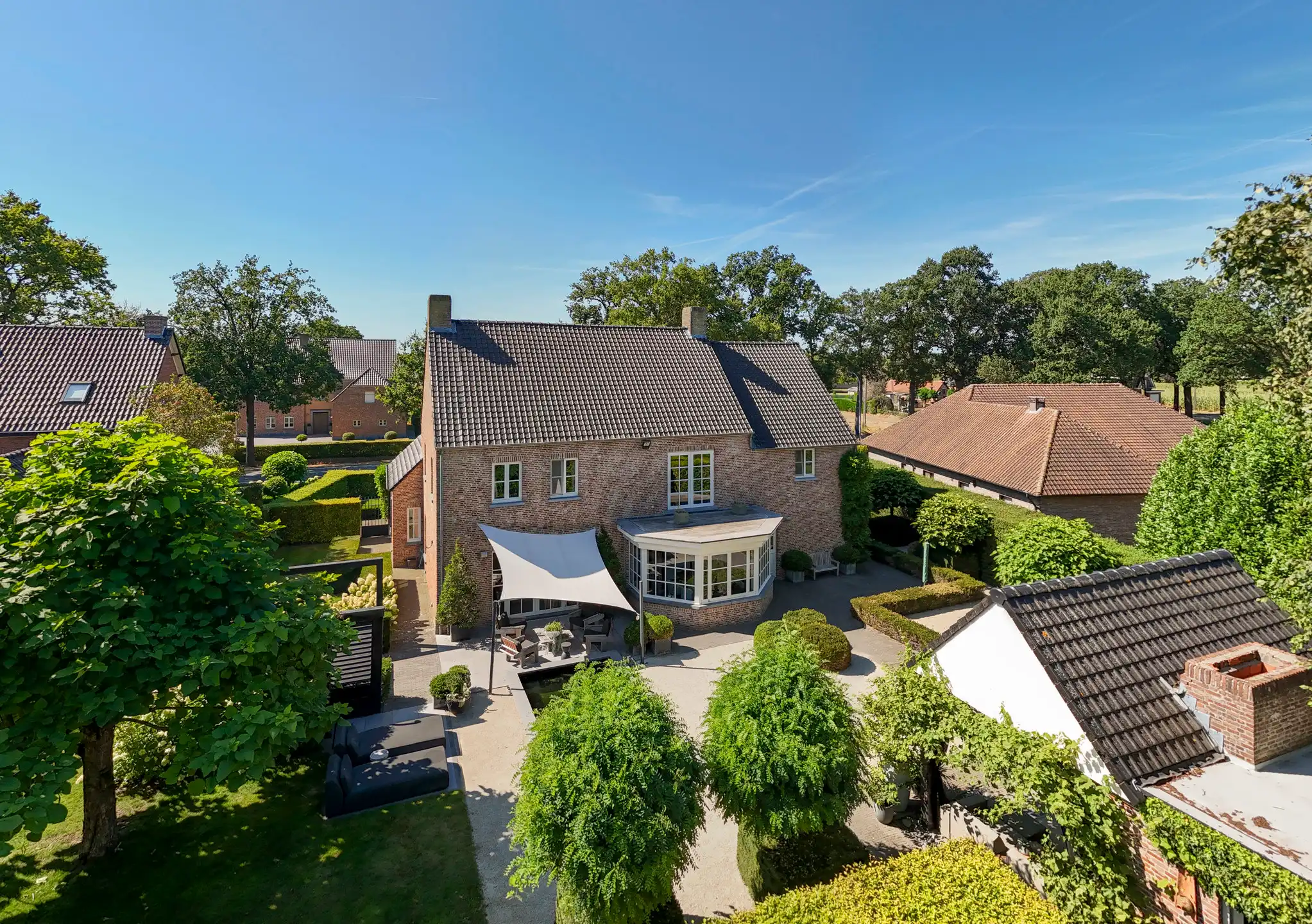 Luxe  villa met een oppervlakte van 475m²  op 1.383m² grond. foto 2