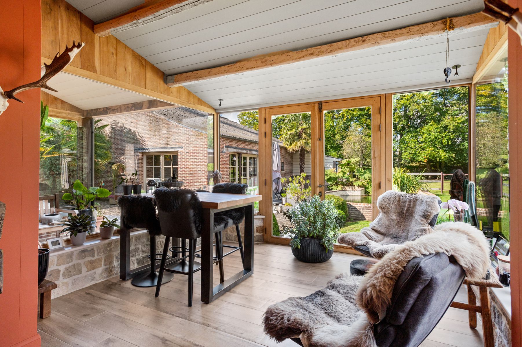 Gerenoveerde hoevewoning met praktijk en paardenstallen.  foto 18