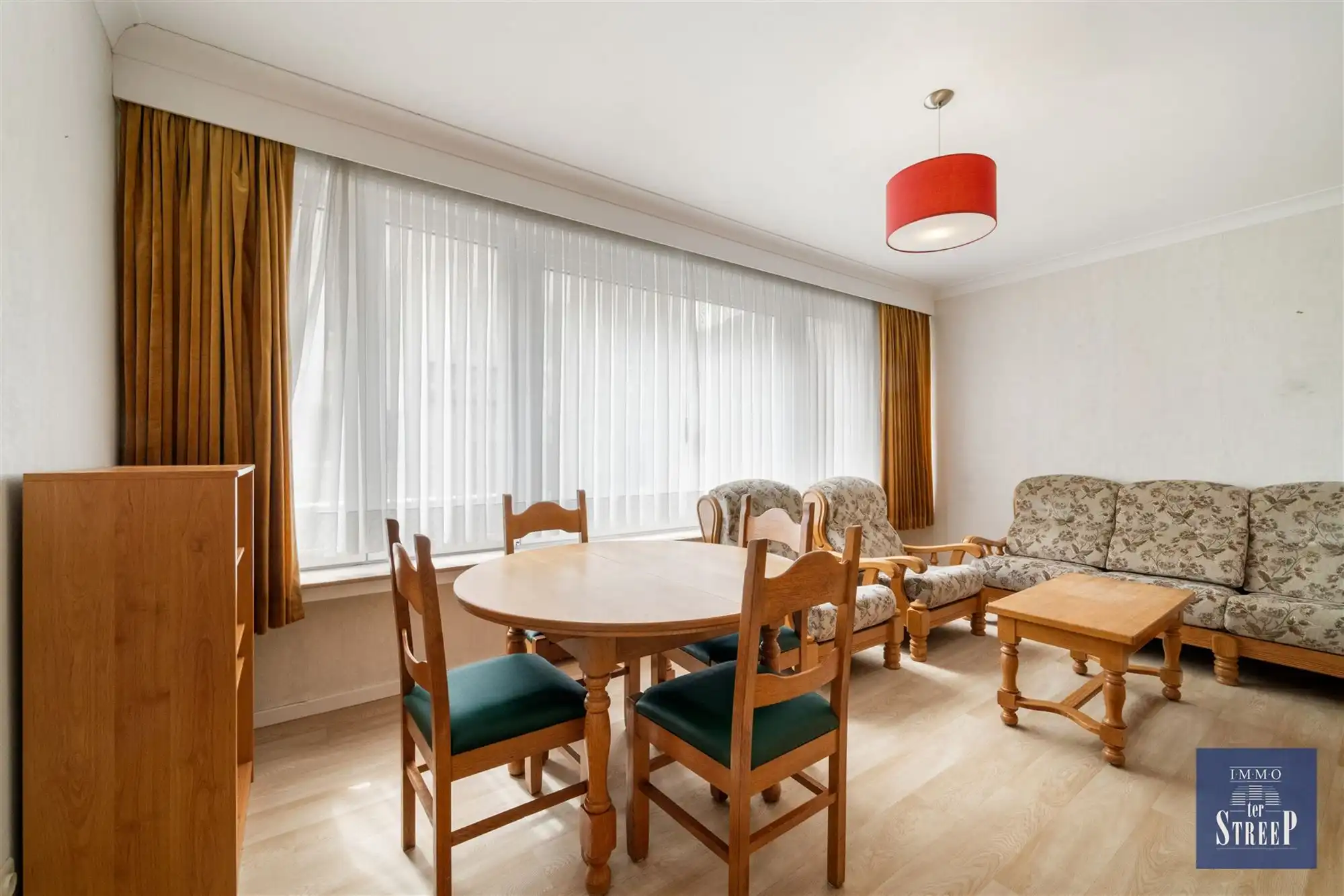 Lichtrijke studio met zijdelings zeezicht foto 3