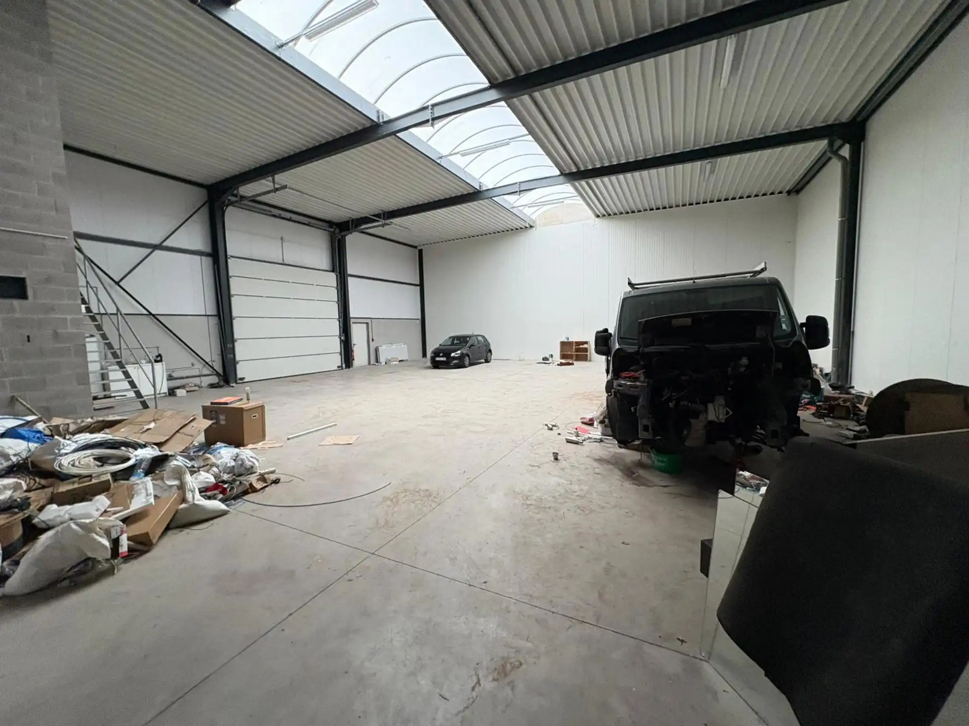 Magazijn van 281m² met kantoor (72m²) en 2 poorten foto 2