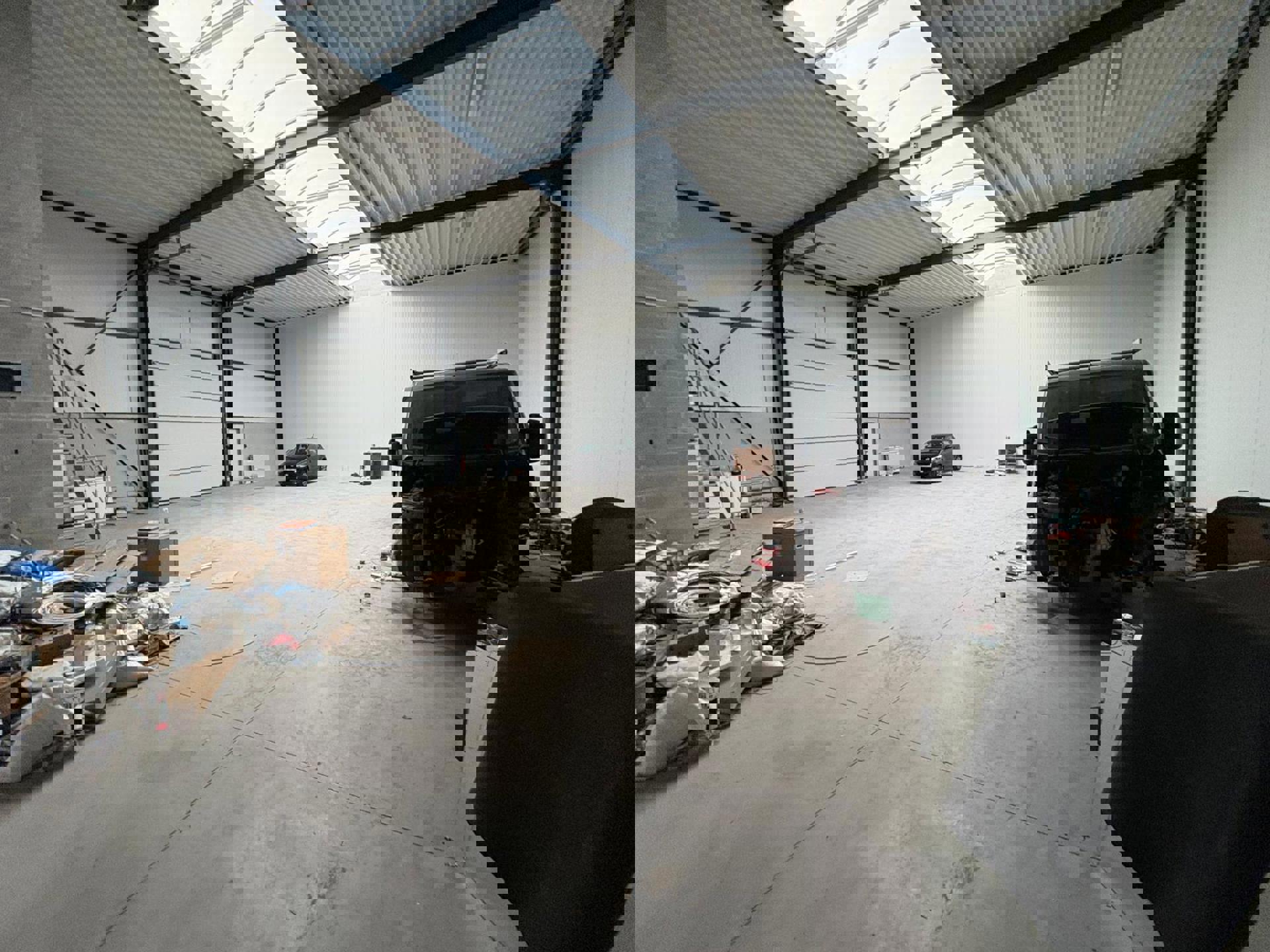 Magazijn van 281m² met kantoor (72m²) en 2 poorten foto 2