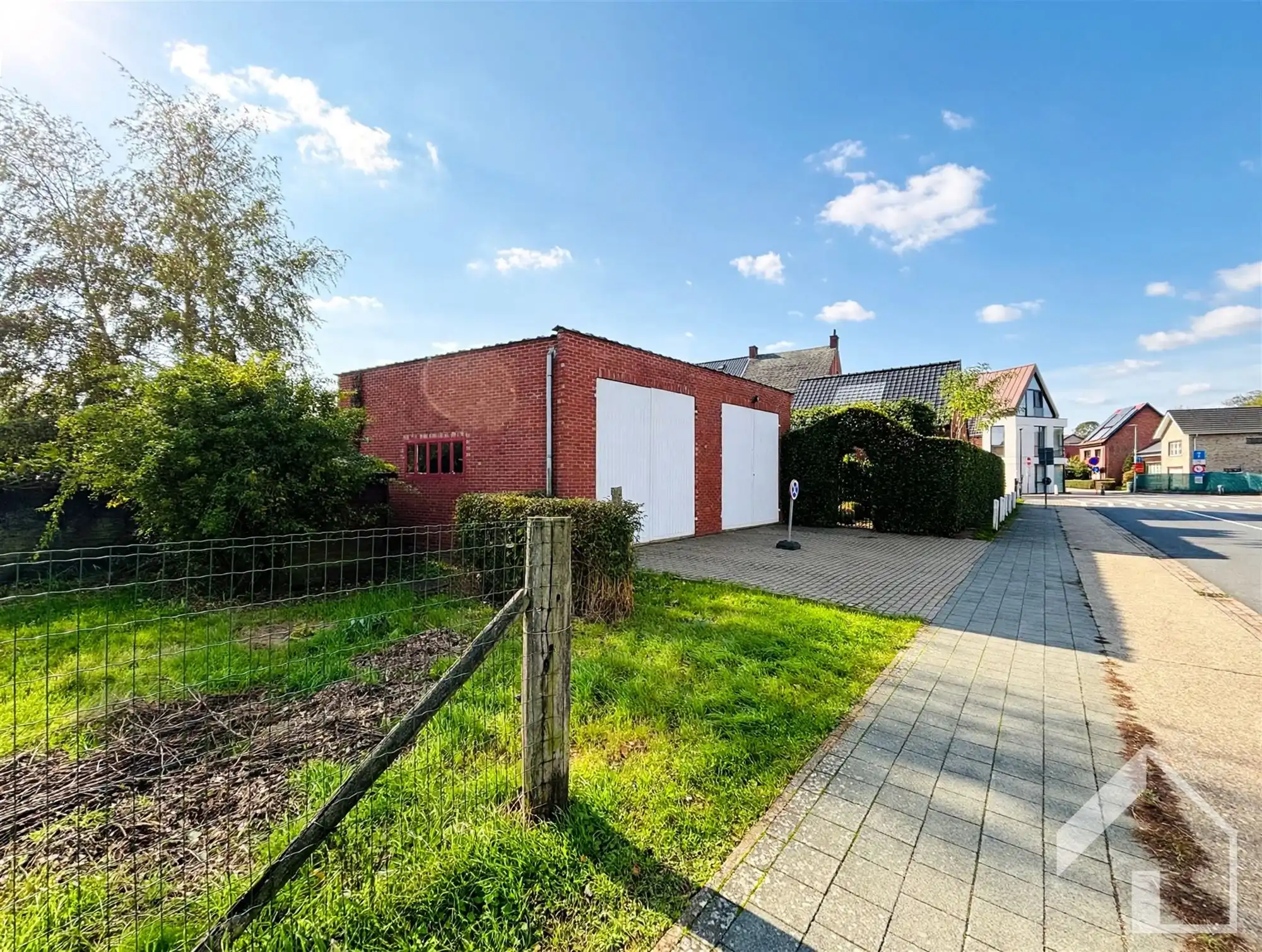 Hoekwoning met authentieke elementen en 4 garages foto 21