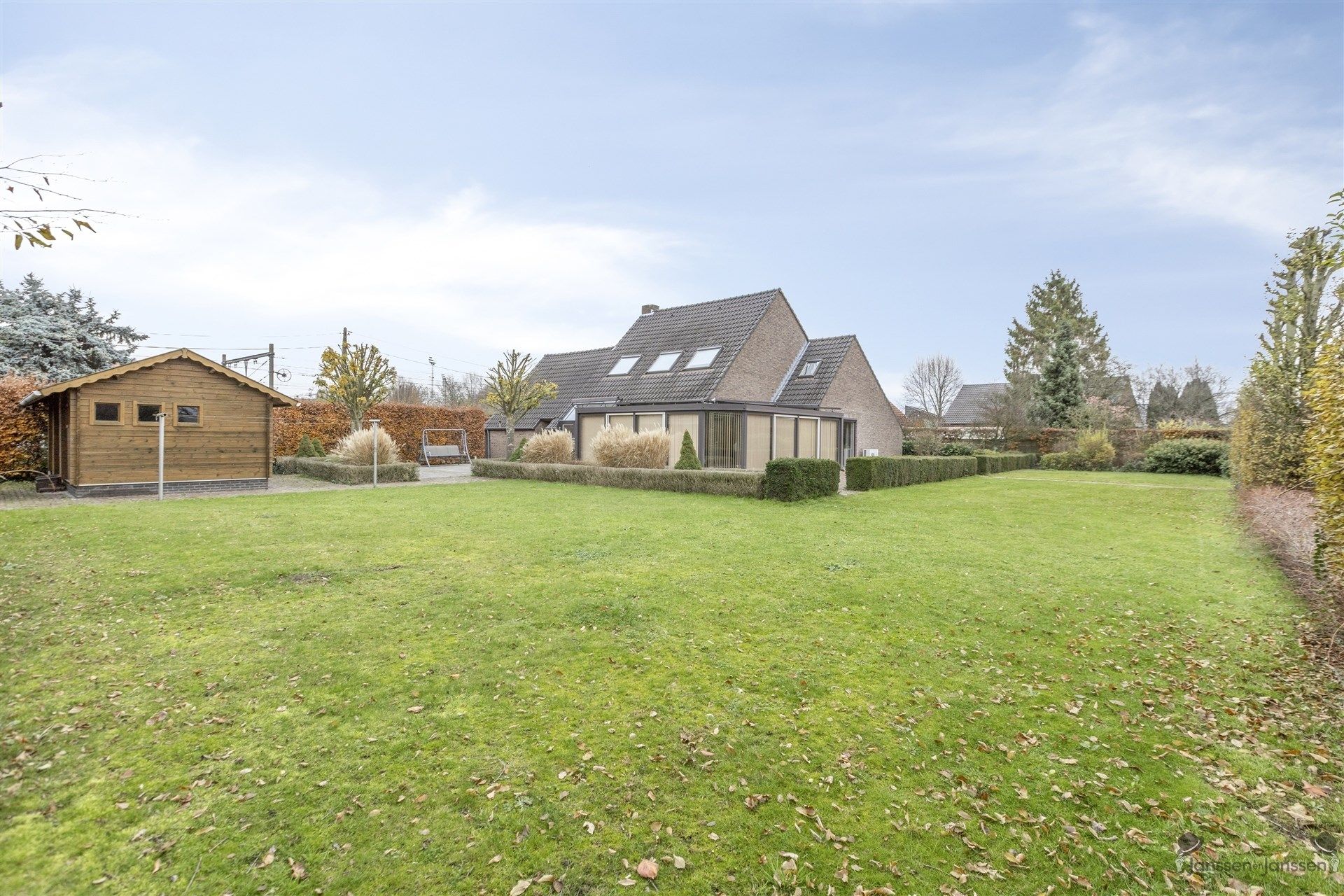 Ruime, goed onderhouden woning met prachtige tuin in Elsum Geel foto 33