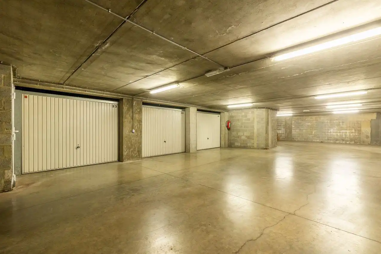Vernieuwd app, twee slaapkamers, terras en garage foto 34