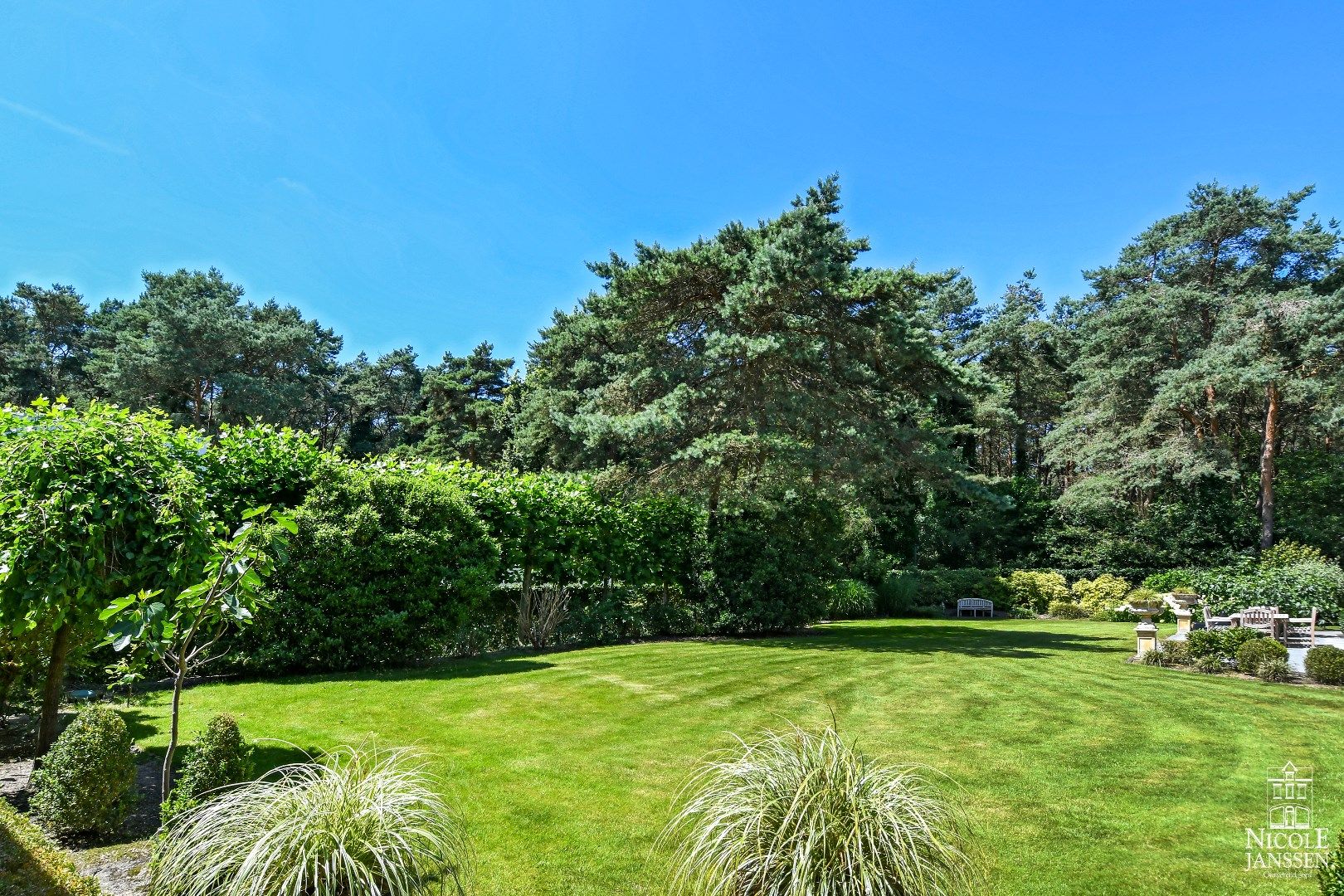 Exclusieve en ruim ingedeelde villa met prachtige tuin in residentiële buurt foto 6