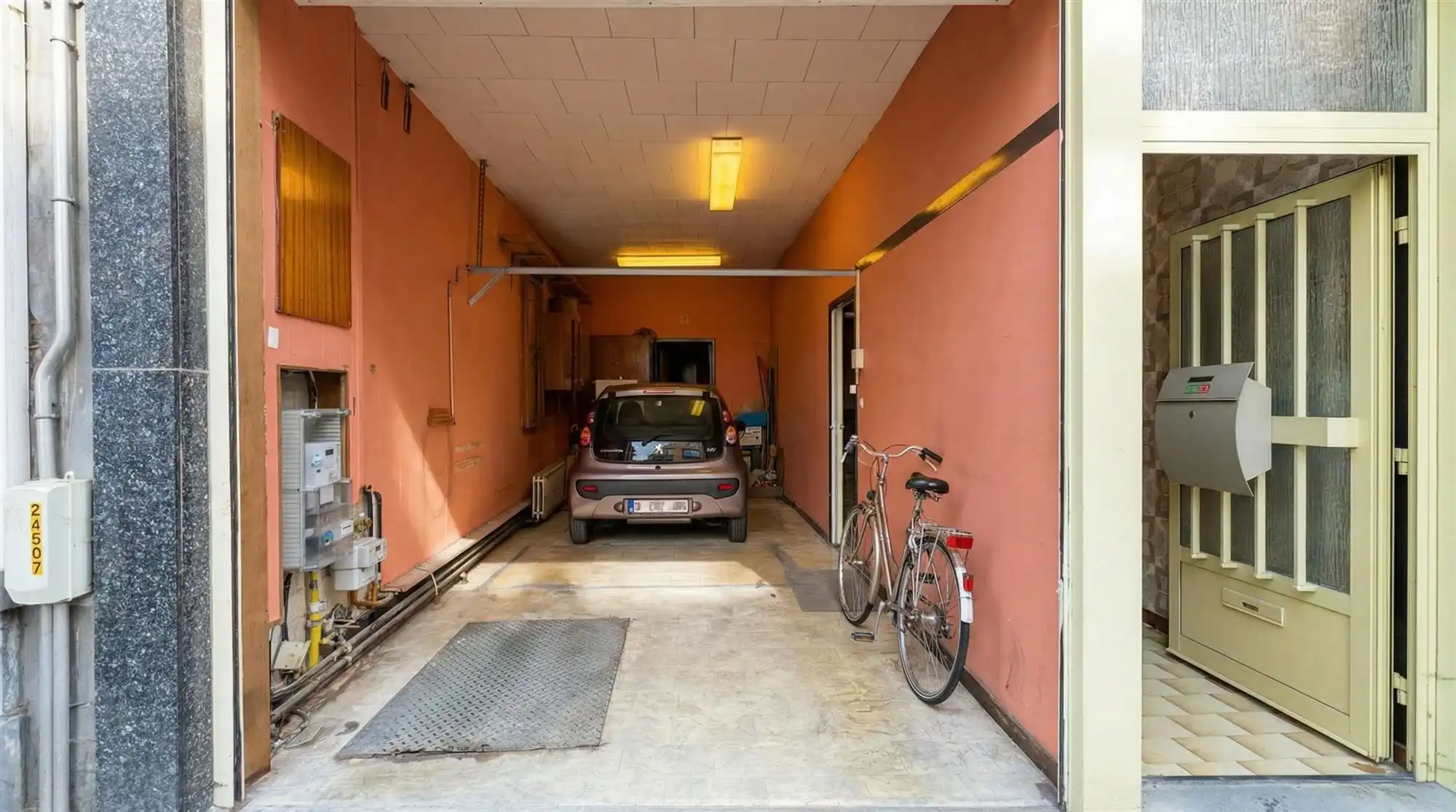 Bel-etagewoning met garage aan Sint-Andriesplaats. foto 2
