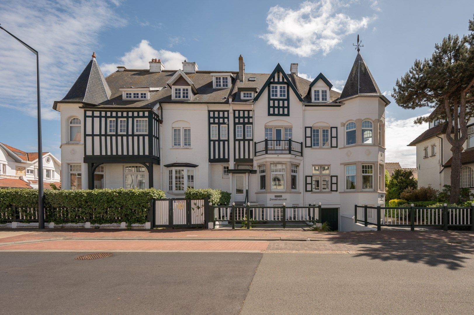 Unieke villa in eclectische stijl – een karaktervol pareltje in Duinbergen foto {{pictureIndex}}