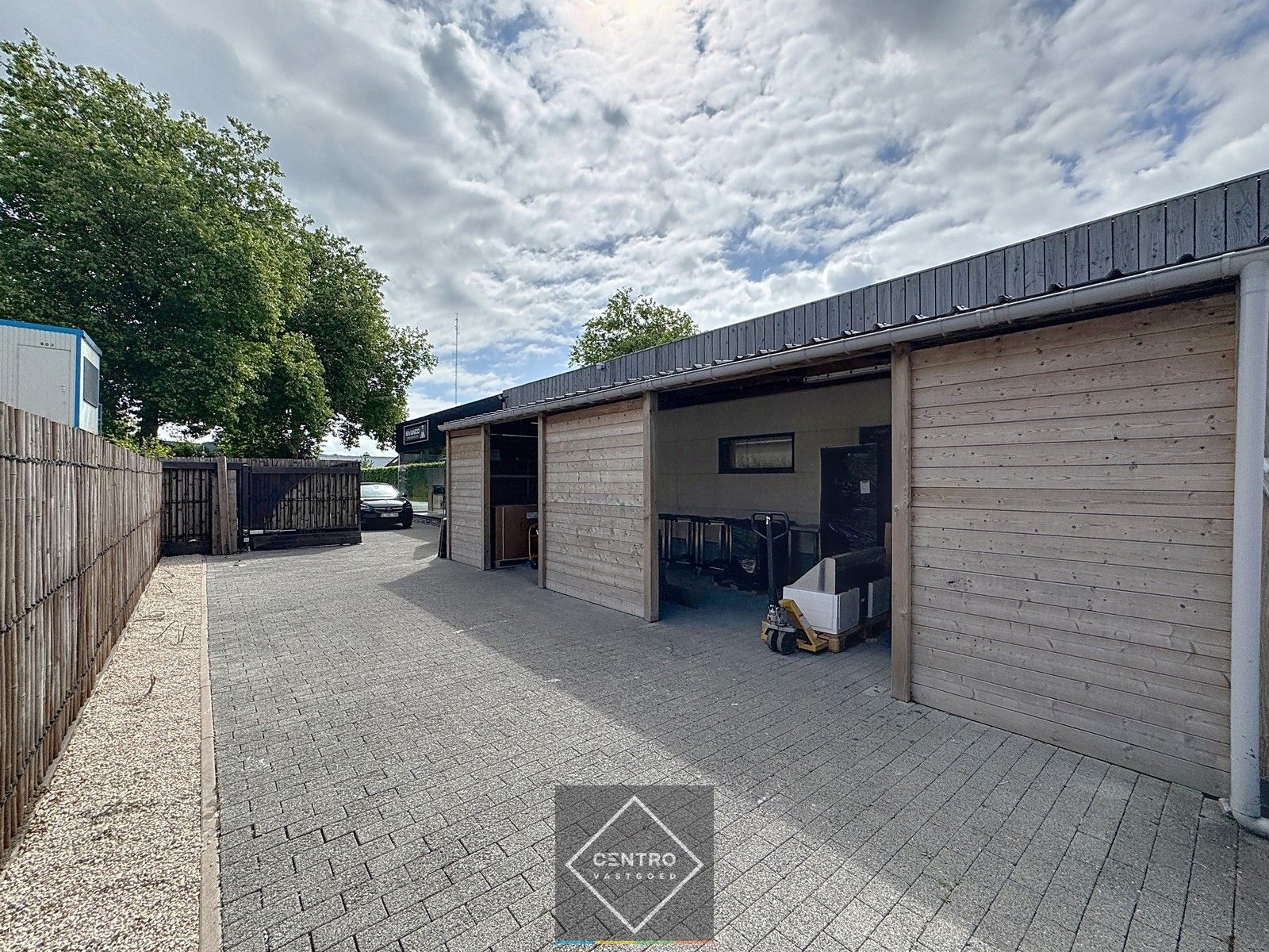 BEDRIJFSPAND te koop op AAA-locatie! Verwarmd MAGAZIJN/TOONZAAL met burelen en instapklare WONING te Brugge (Sint-Michiels). foto 18