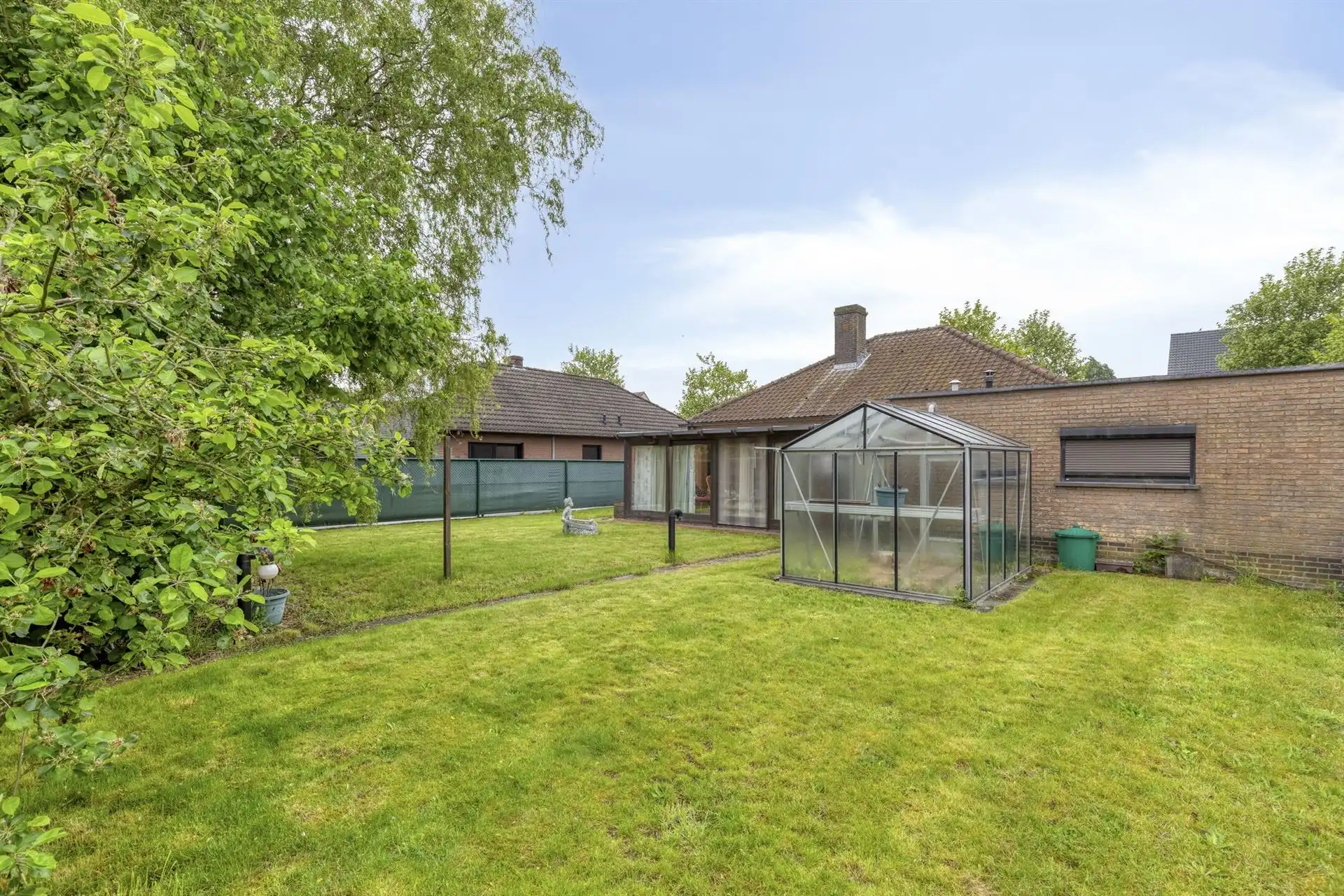 Laagbouwwoning met 2 slaapkamers, garage en tuin.  foto 23